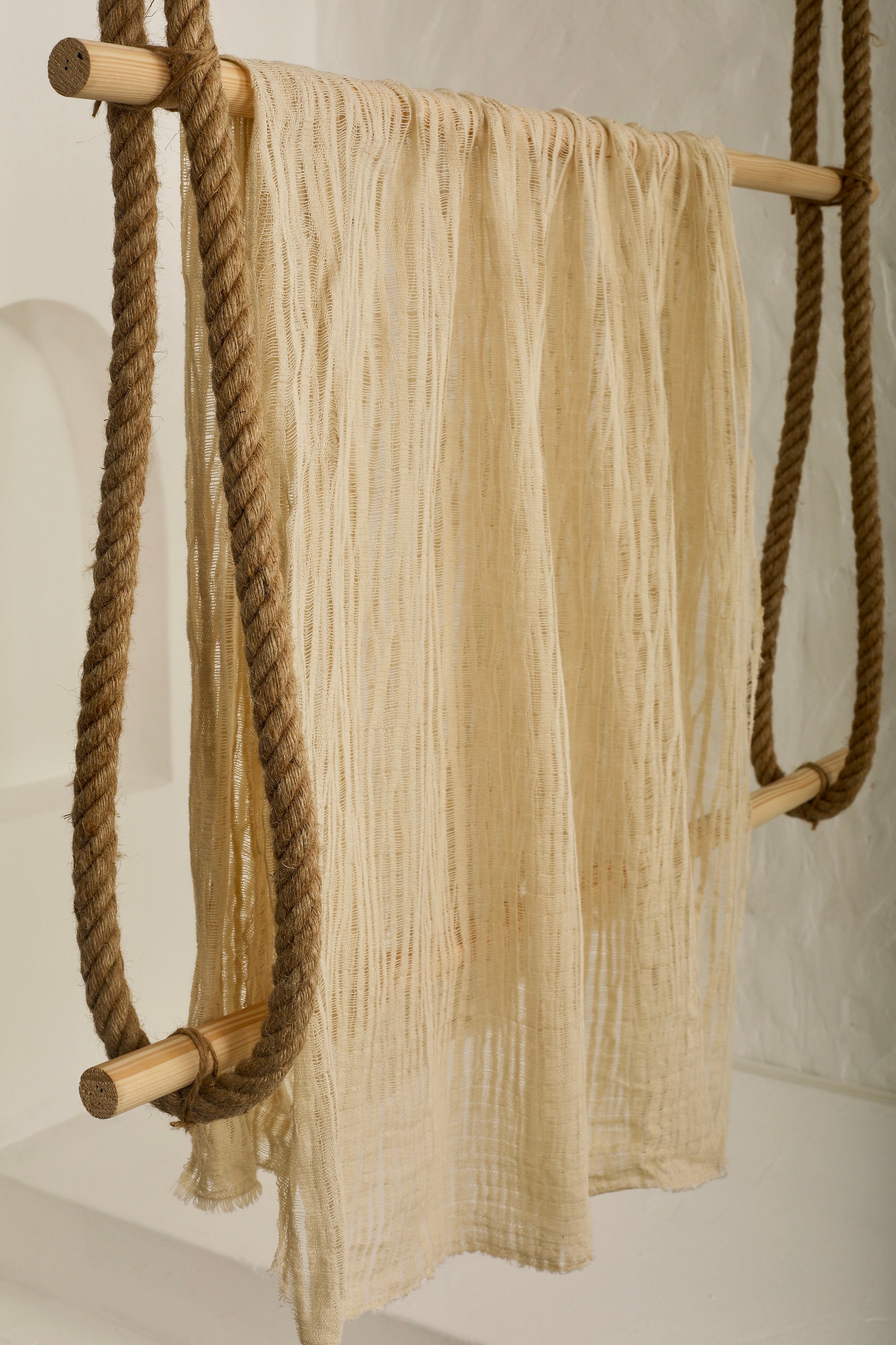 Tissu froissé en coton turc texturé neutre : qualité unique pour les robes d'été kimono, les tenues de nouveau-né | Options de gaze, transparentes et extensibles