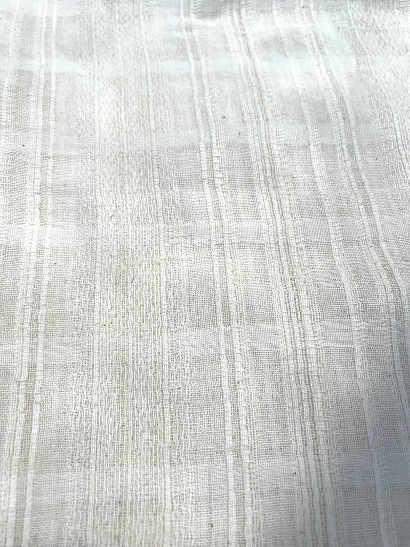 Tissu de gaze froissé de couleur ivoire neutre non blanchi, tissu Sile. Tissu Sile.