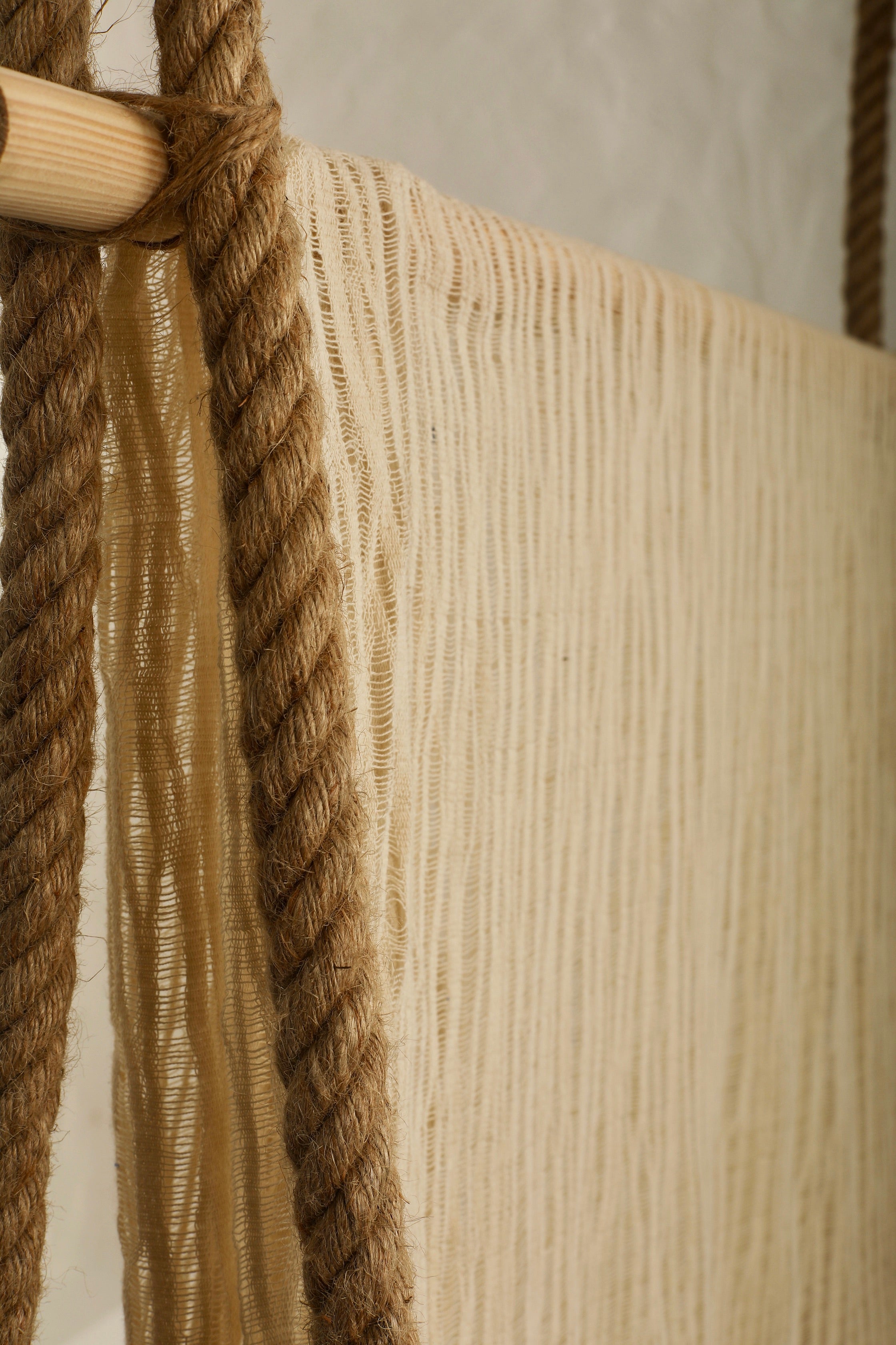 Tissu froissé en coton turc texturé neutre : qualité unique pour les robes d'été kimono, les tenues de nouveau-né | Options de gaze, transparentes et extensibles