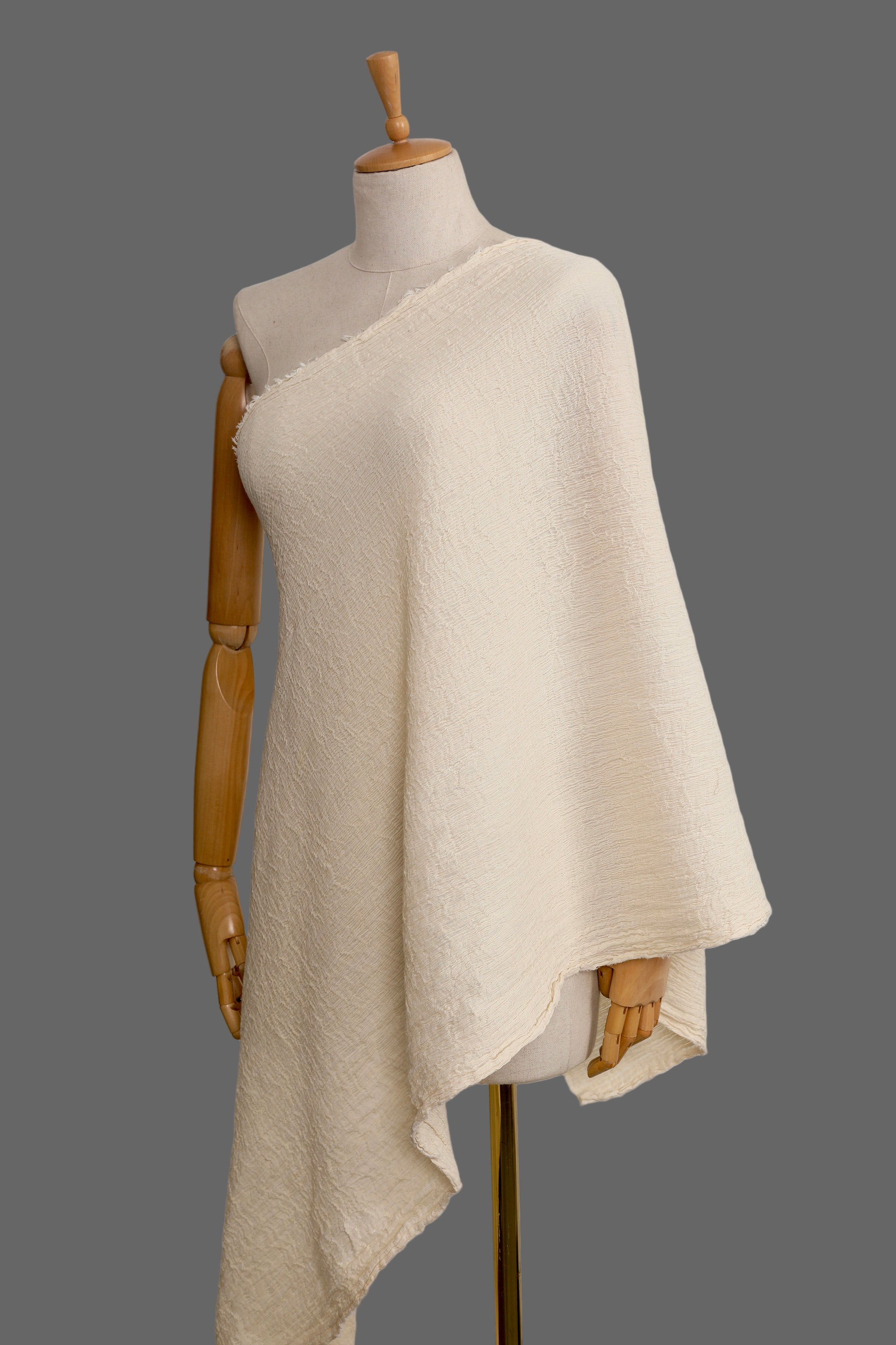 Tissu en coton froissé extensible neutre, surface texturée, coton tissé à la main blanc cassé, tissus semi-transparents, non blanchis et tissés à la main biologiques.