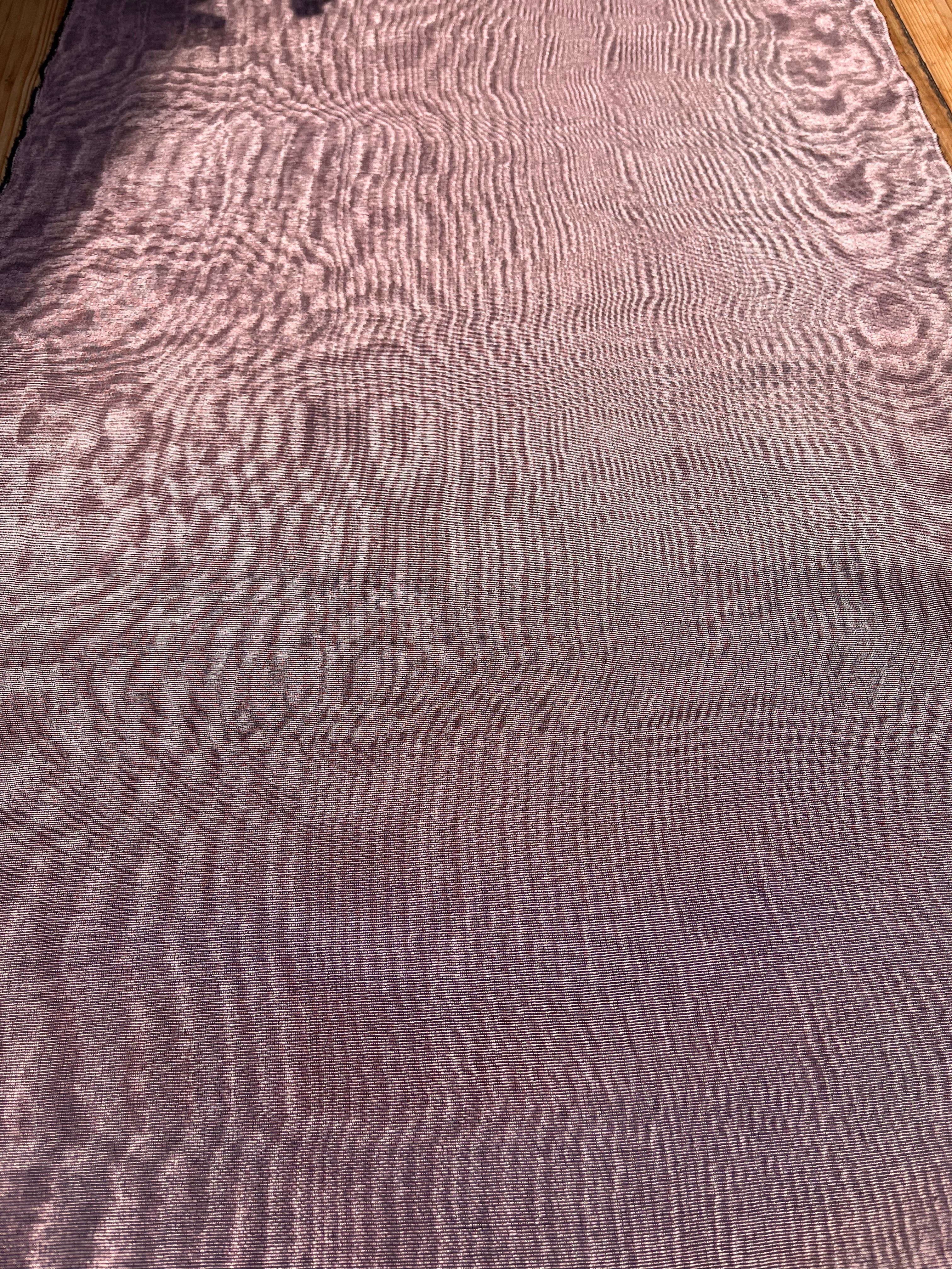 Rembourrage luxueux en soie rose pastel pour tête de lit ottoman, tissus d'intérieur pour textiles de maison : housses d'oreiller, motifs inspirés du kimono, motifs en filigrane.