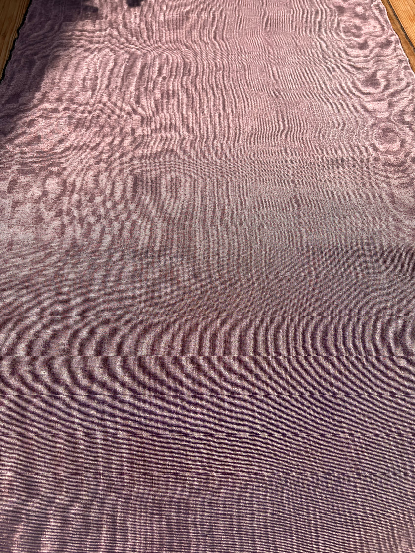 Rembourrage luxueux en soie rose pastel pour tête de lit ottoman, tissus d'intérieur pour textiles de maison : housses d'oreiller, motifs inspirés du kimono, motifs en filigrane.