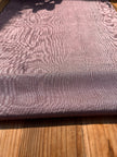 Rembourrage luxueux en soie rose pastel pour tête de lit ottoman, tissus d'intérieur pour textiles de maison : housses d'oreiller, motifs inspirés du kimono, motifs en filigrane.