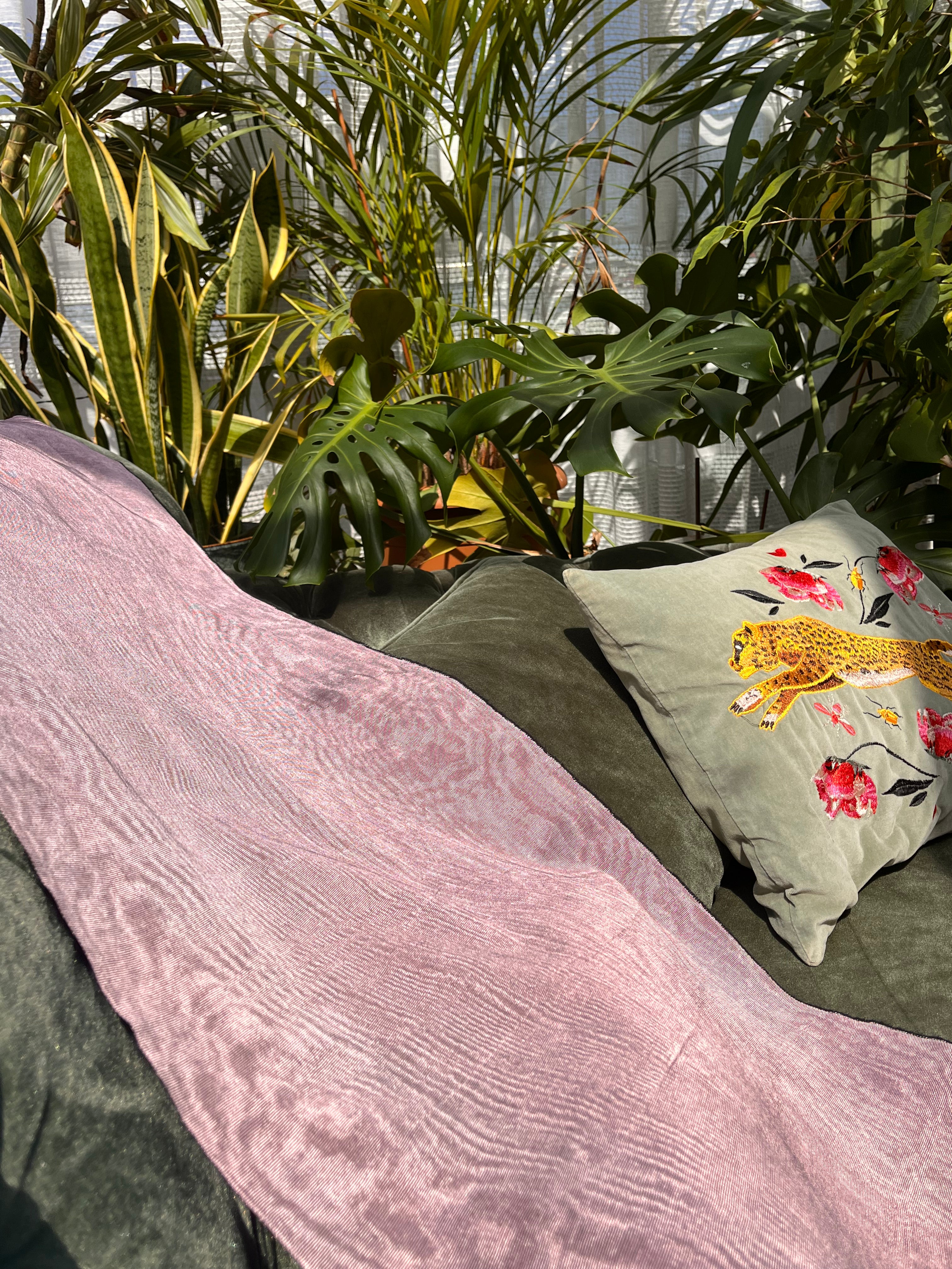 Rembourrage luxueux en soie rose pastel pour tête de lit ottoman, tissus d'intérieur pour textiles de maison : housses d'oreiller, motifs inspirés du kimono, motifs en filigrane.