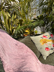 Rembourrage luxueux en soie rose pastel pour tête de lit ottoman, tissus d'intérieur pour textiles de maison : housses d'oreiller, motifs inspirés du kimono, motifs en filigrane.