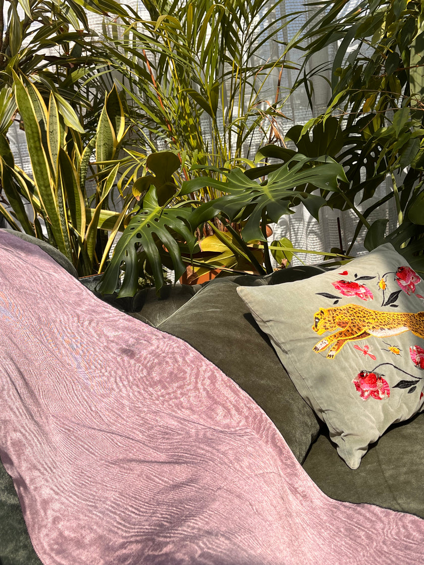 Rembourrage luxueux en soie rose pastel pour tête de lit ottoman, tissus d'intérieur pour textiles de maison : housses d'oreiller, motifs inspirés du kimono, motifs en filigrane.