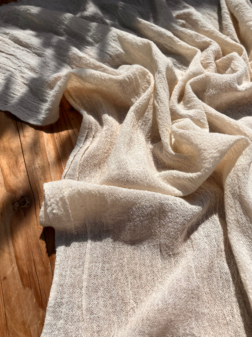 Tissu froissé en coton turc texturé spécial : qualité unique pour les robes d'été kimono et les tenues de nouveau-né | Options de gaze, transparentes et extensibles.