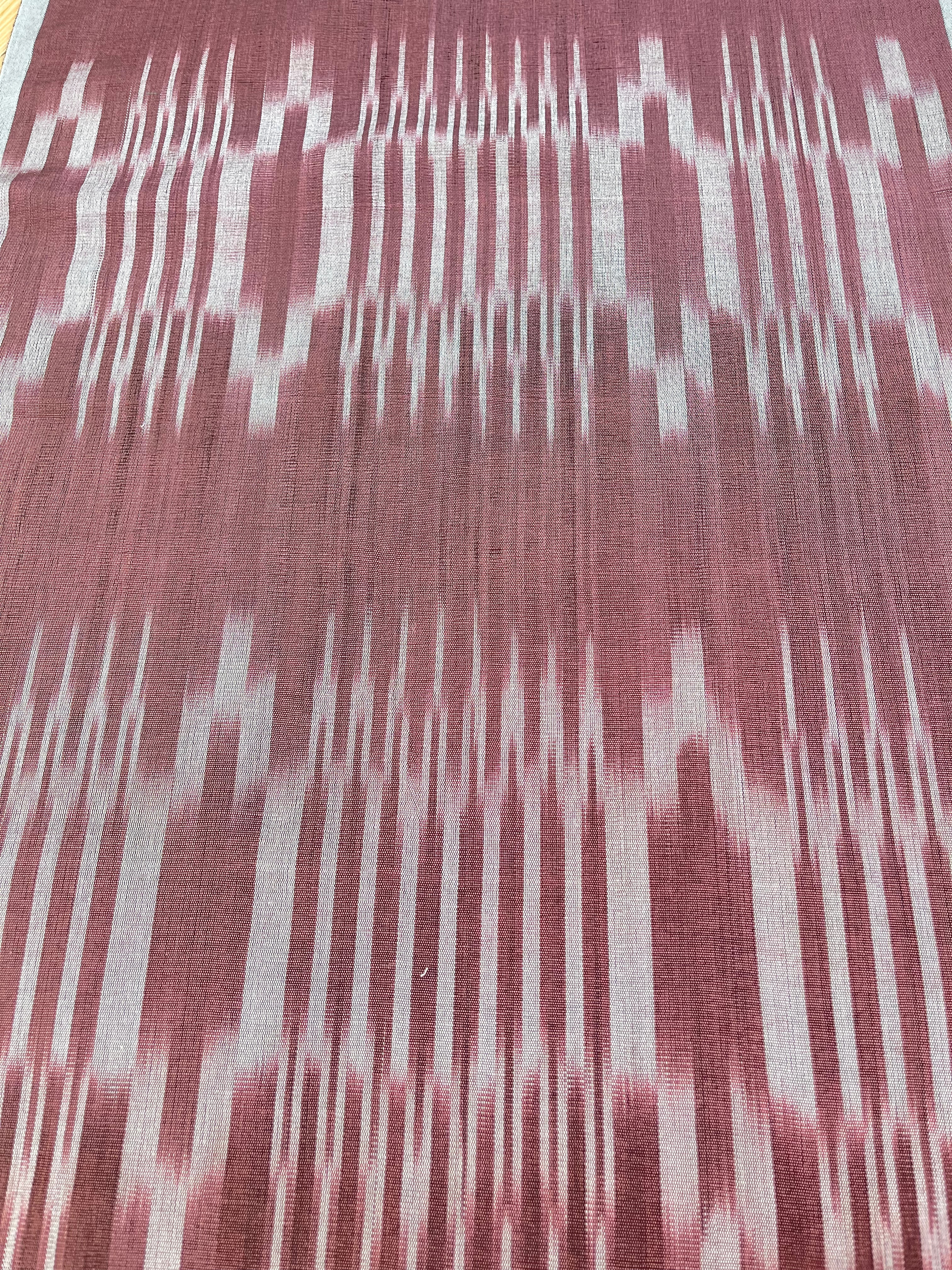 Tapisserie d'ameublement luxueuse en soie à rayures Ikat vertes pour tête de lit ottomane, tissus d'intérieur pour textiles de maison : housses d'oreiller, motifs inspirés du kimono, motifs en filigrane.