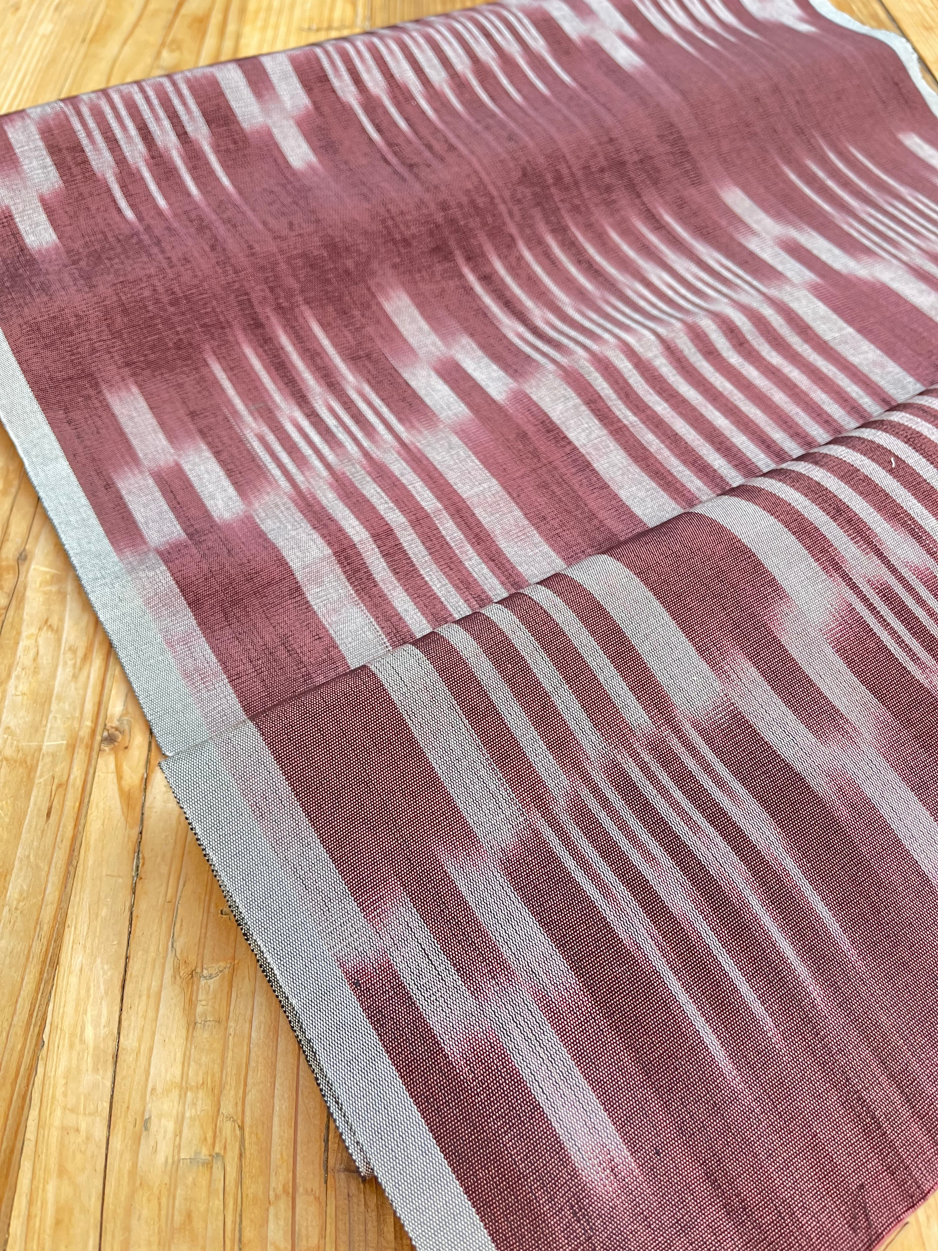 Tapisserie d'ameublement luxueuse en soie à rayures Ikat vertes pour tête de lit ottomane, tissus d'intérieur pour textiles de maison : housses d'oreiller, motifs inspirés du kimono, motifs en filigrane.