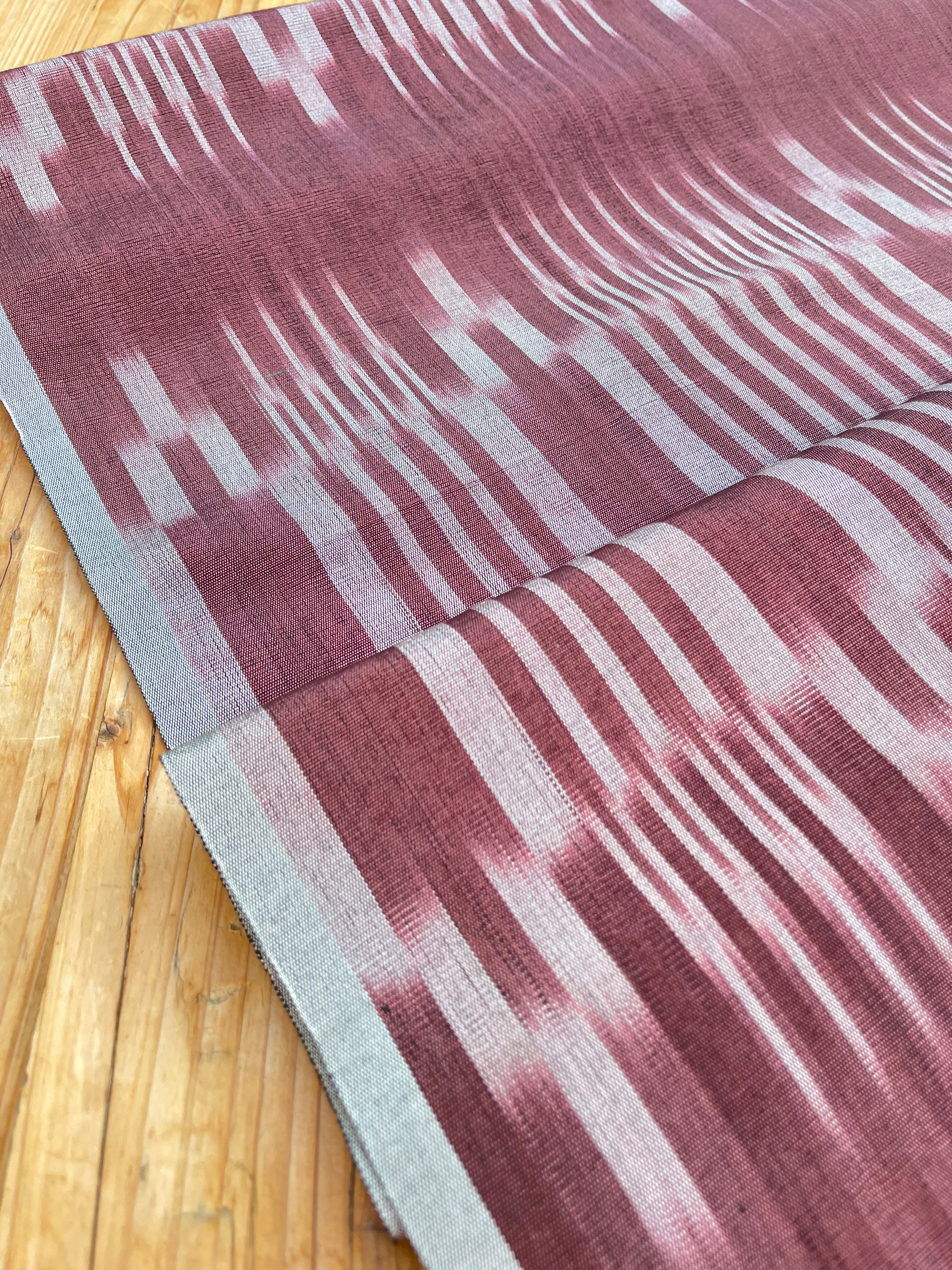 Tapisserie d'ameublement luxueuse en soie à rayures Ikat vertes pour tête de lit ottomane, tissus d'intérieur pour textiles de maison : housses d'oreiller, motifs inspirés du kimono, motifs en filigrane.