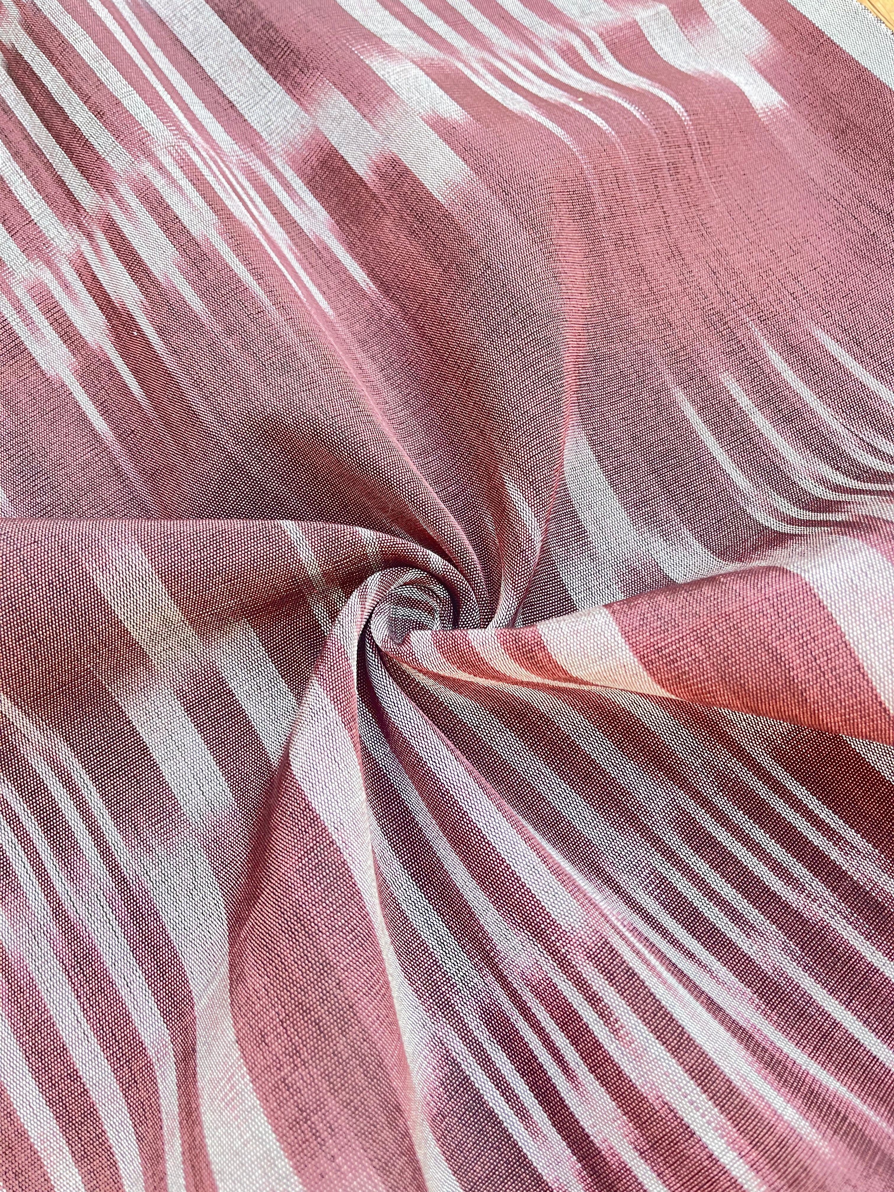 Tapisserie d'ameublement luxueuse en soie à rayures Ikat vertes pour tête de lit ottomane, tissus d'intérieur pour textiles de maison : housses d'oreiller, motifs inspirés du kimono, motifs en filigrane.