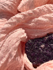 Tissu en lin rose rose sec par cour, tissu en coton biologique, tissus naturels semi-transparents texturés à la main.