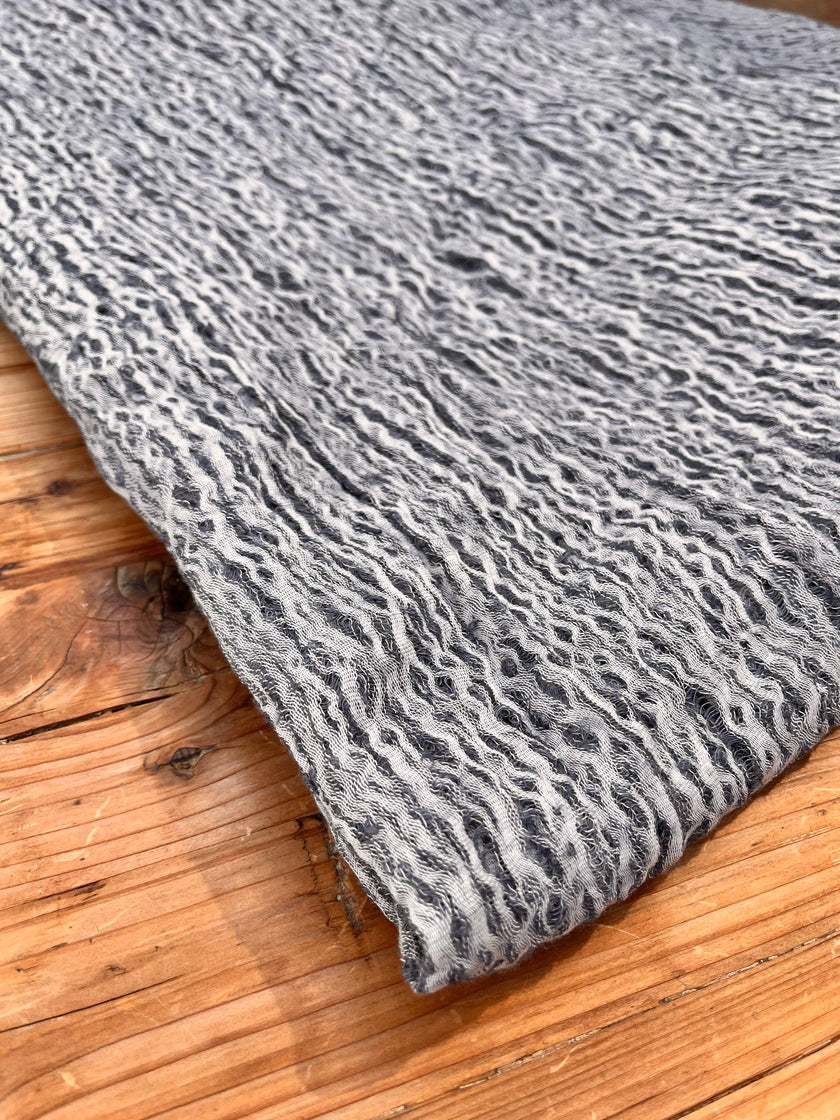 Tissu en lin gris bleuté par cour, tissu en coton biologique, tissus naturels semi-transparents texturés à la main.