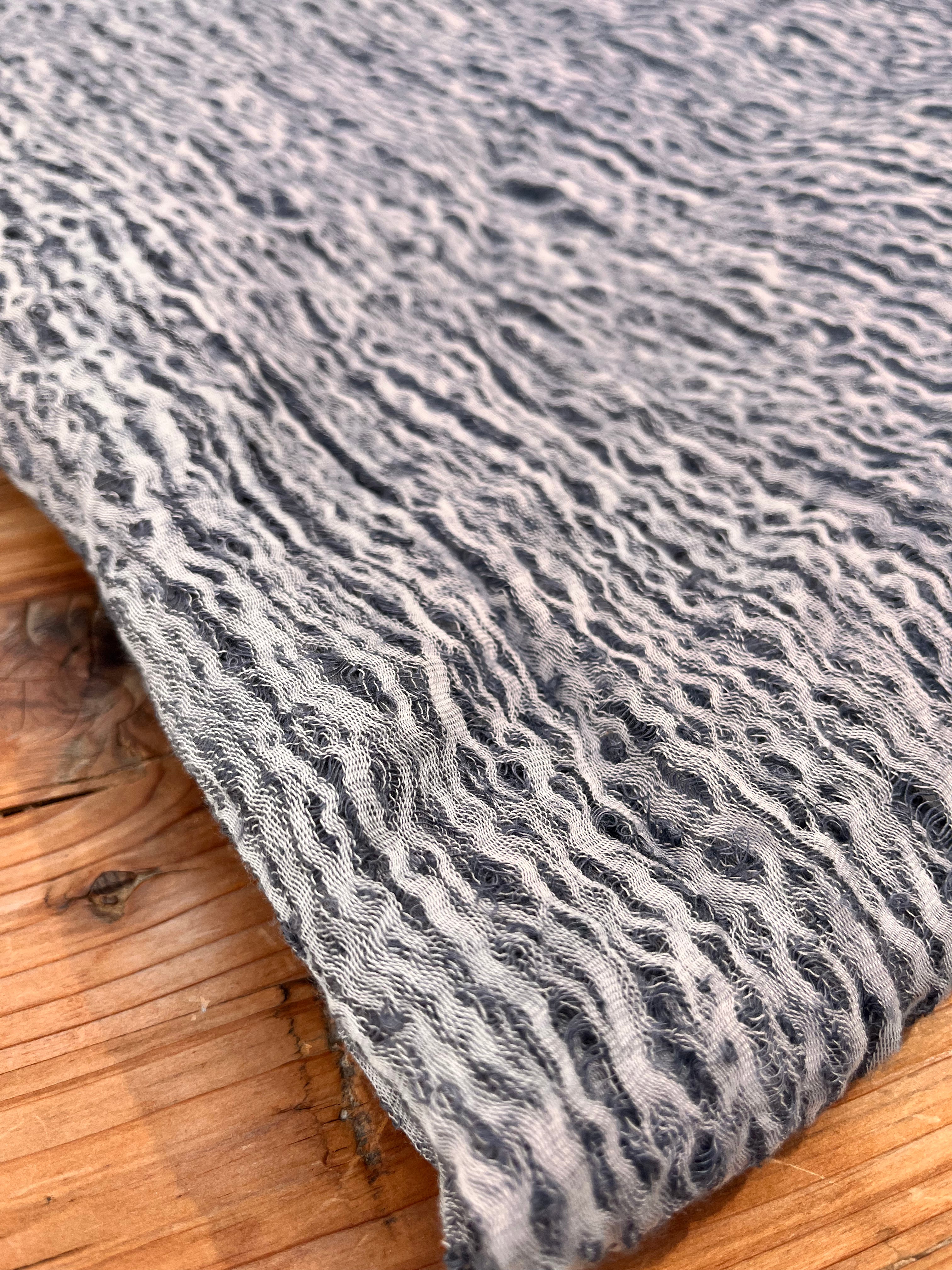 Tissu en lin gris bleuté par cour, tissu en coton biologique, tissus naturels semi-transparents texturés à la main.