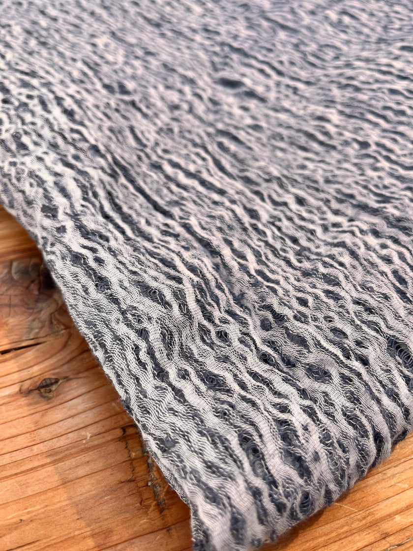 Tissu en lin gris bleuté par cour, tissu en coton biologique, tissus naturels semi-transparents texturés à la main.