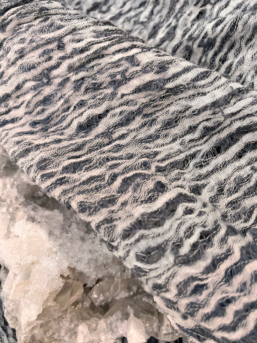 Tissu en lin gris bleuté par cour, tissu en coton biologique, tissus naturels semi-transparents texturés à la main.