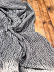Tissu en lin gris bleuté par cour, tissu en coton biologique, tissus naturels semi-transparents texturés à la main.