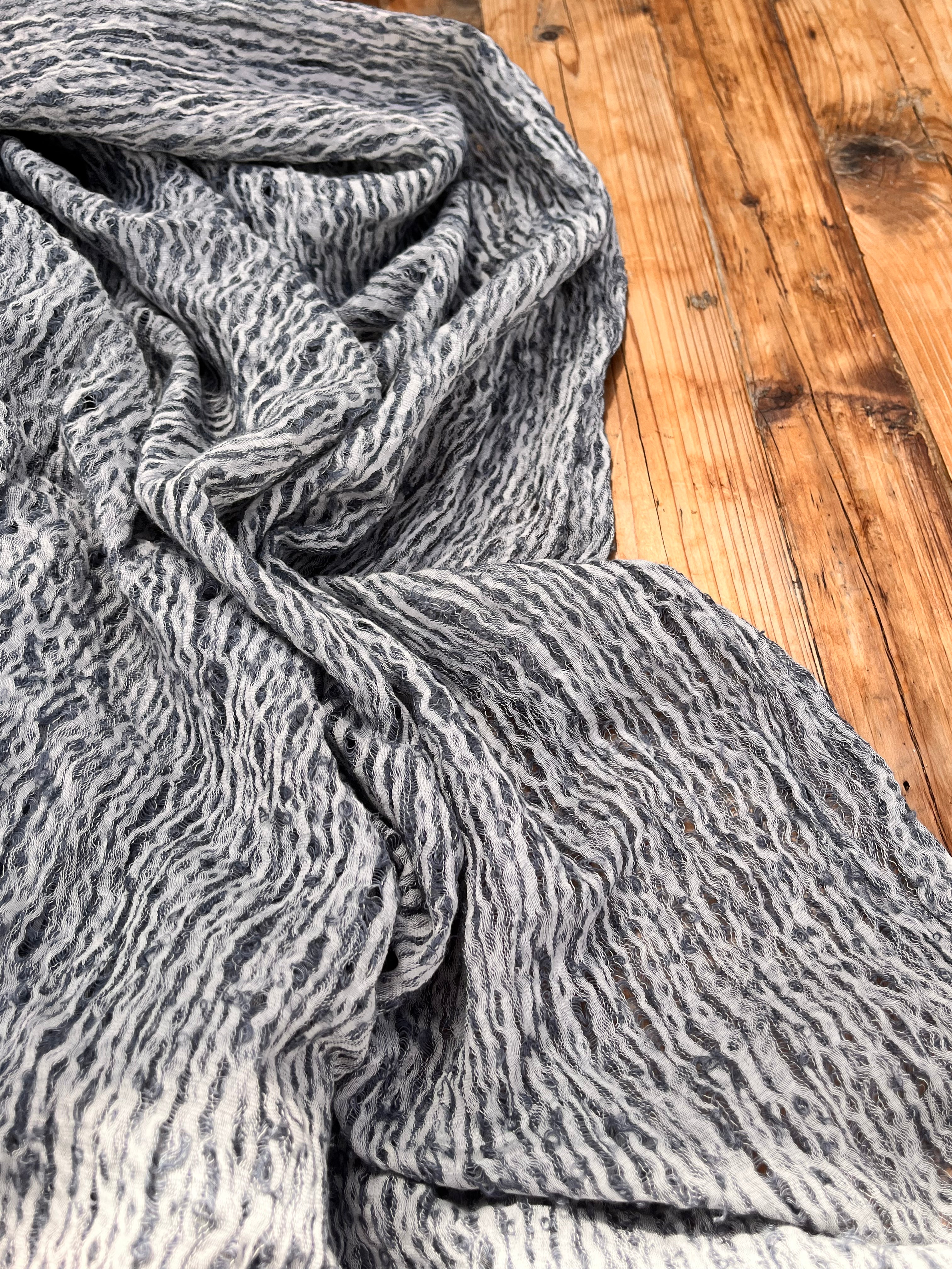 Tissu en lin gris bleuté par cour, tissu en coton biologique, tissus naturels semi-transparents texturés à la main.