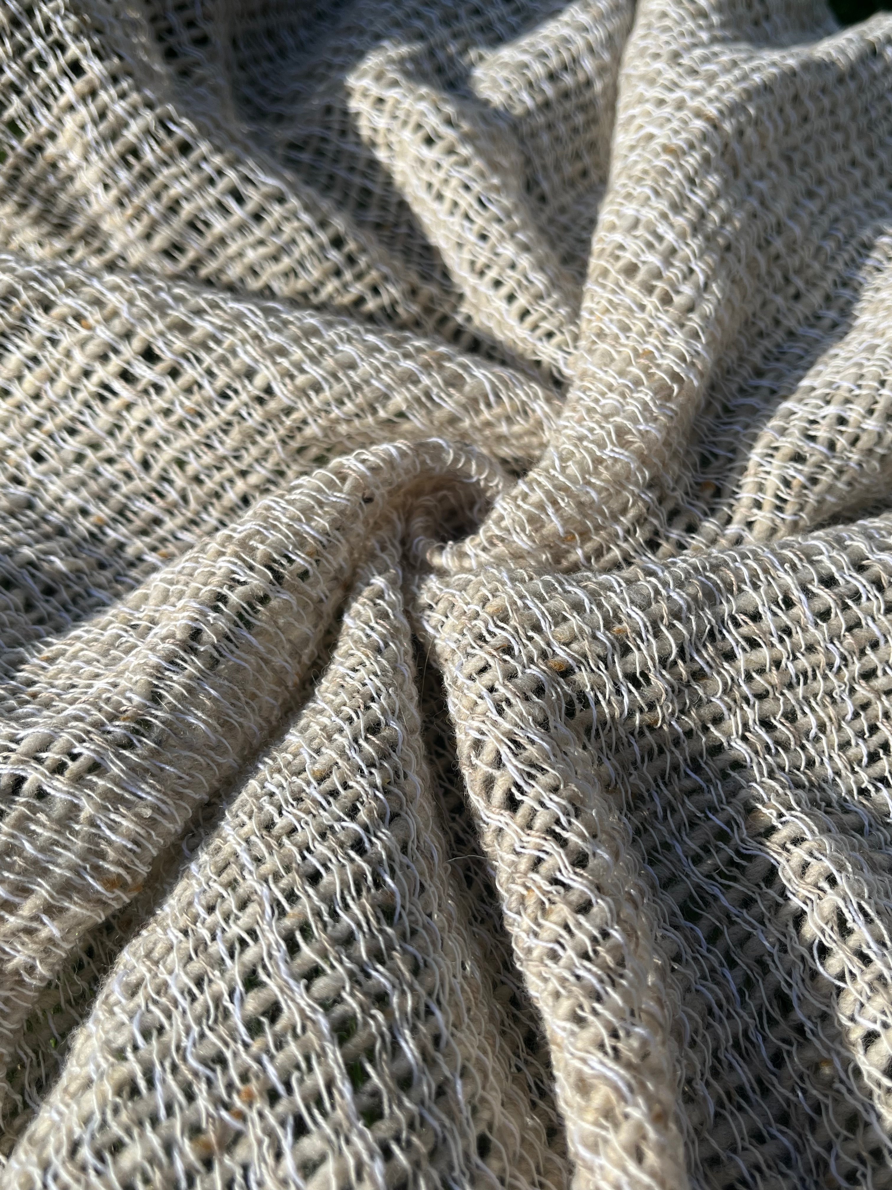 Tissu en lin écru blanc ivoire par cour, tissu en coton biologique, tissus naturels semi-transparents texturés à la main.