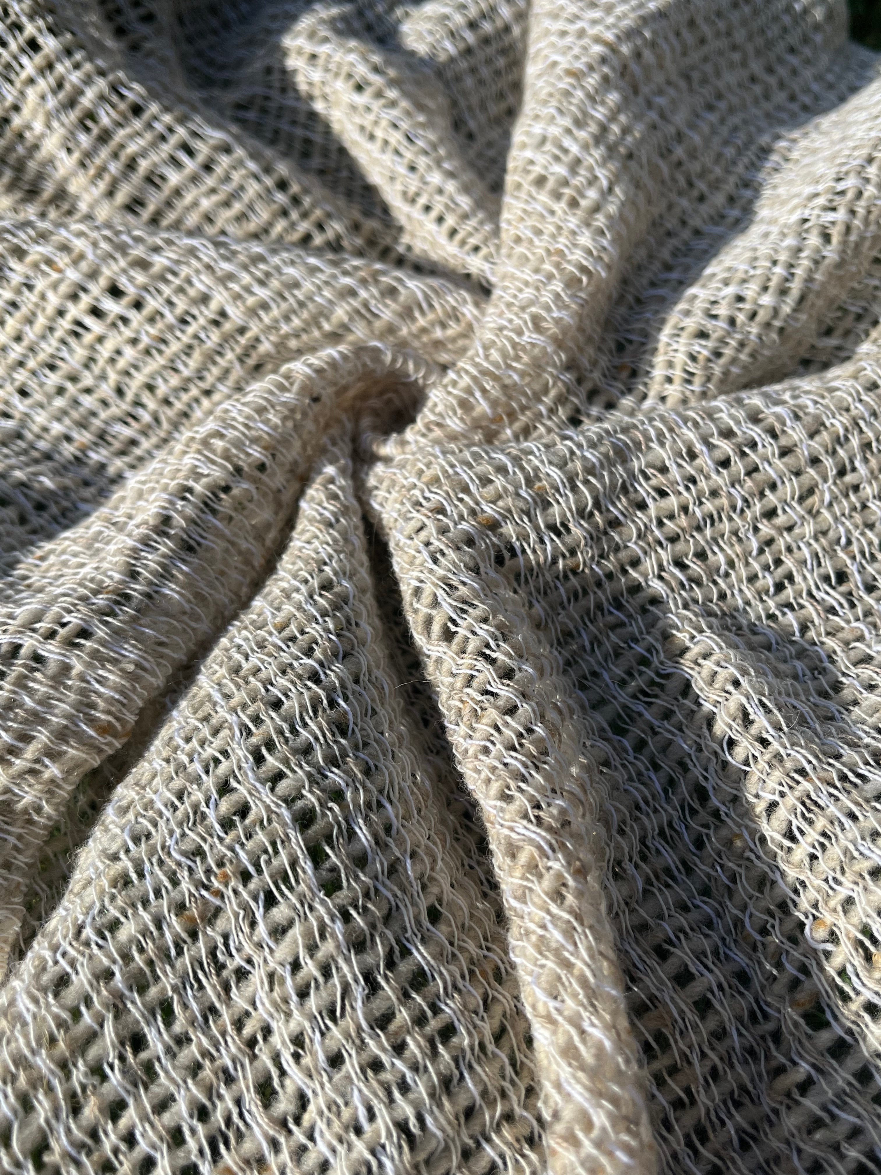 Tissu en lin écru blanc ivoire par cour, tissu en coton biologique, tissus naturels semi-transparents texturés à la main.