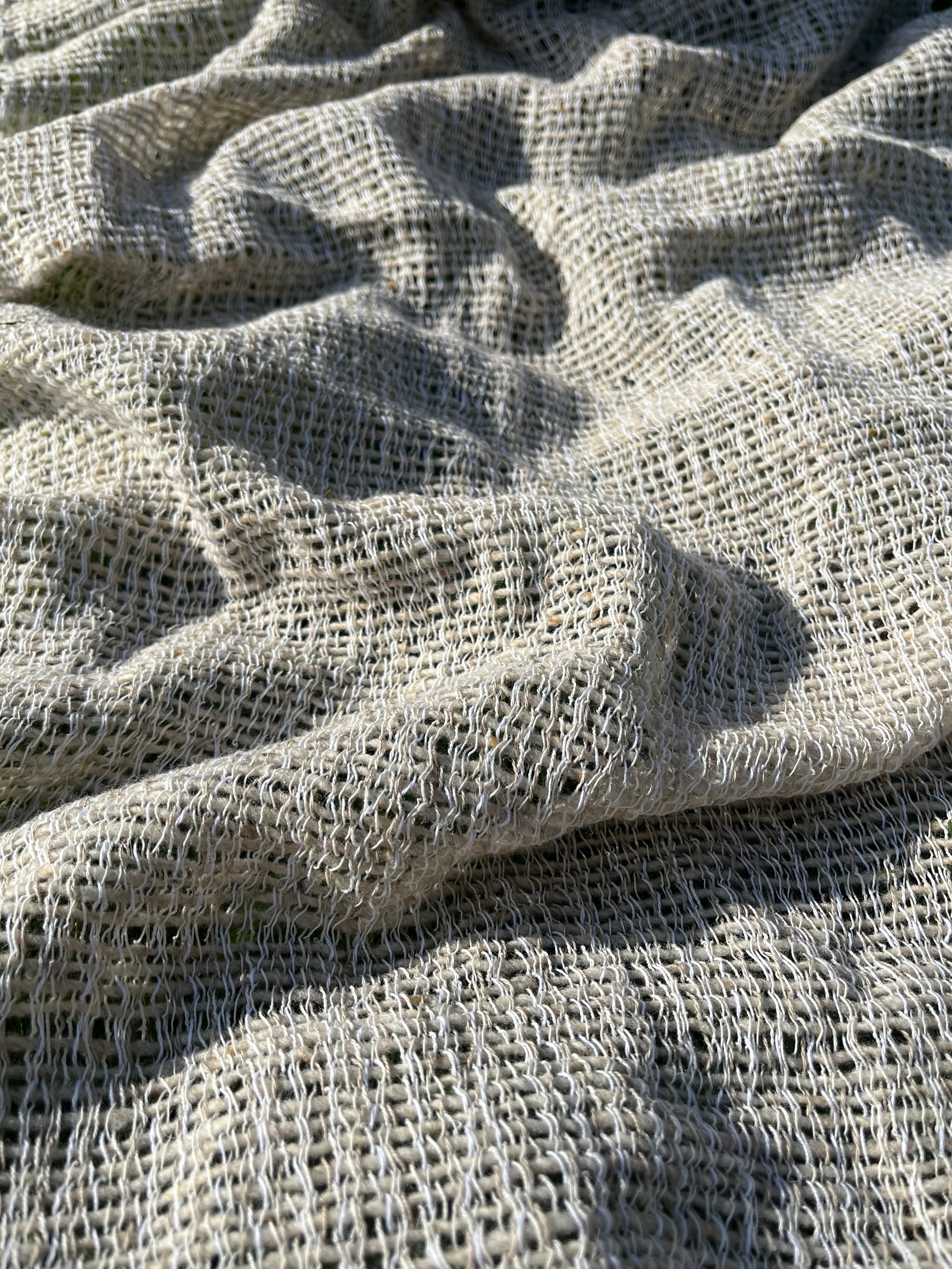 Tissu en lin écru blanc ivoire par cour, tissu en coton biologique, tissus naturels semi-transparents texturés à la main.
