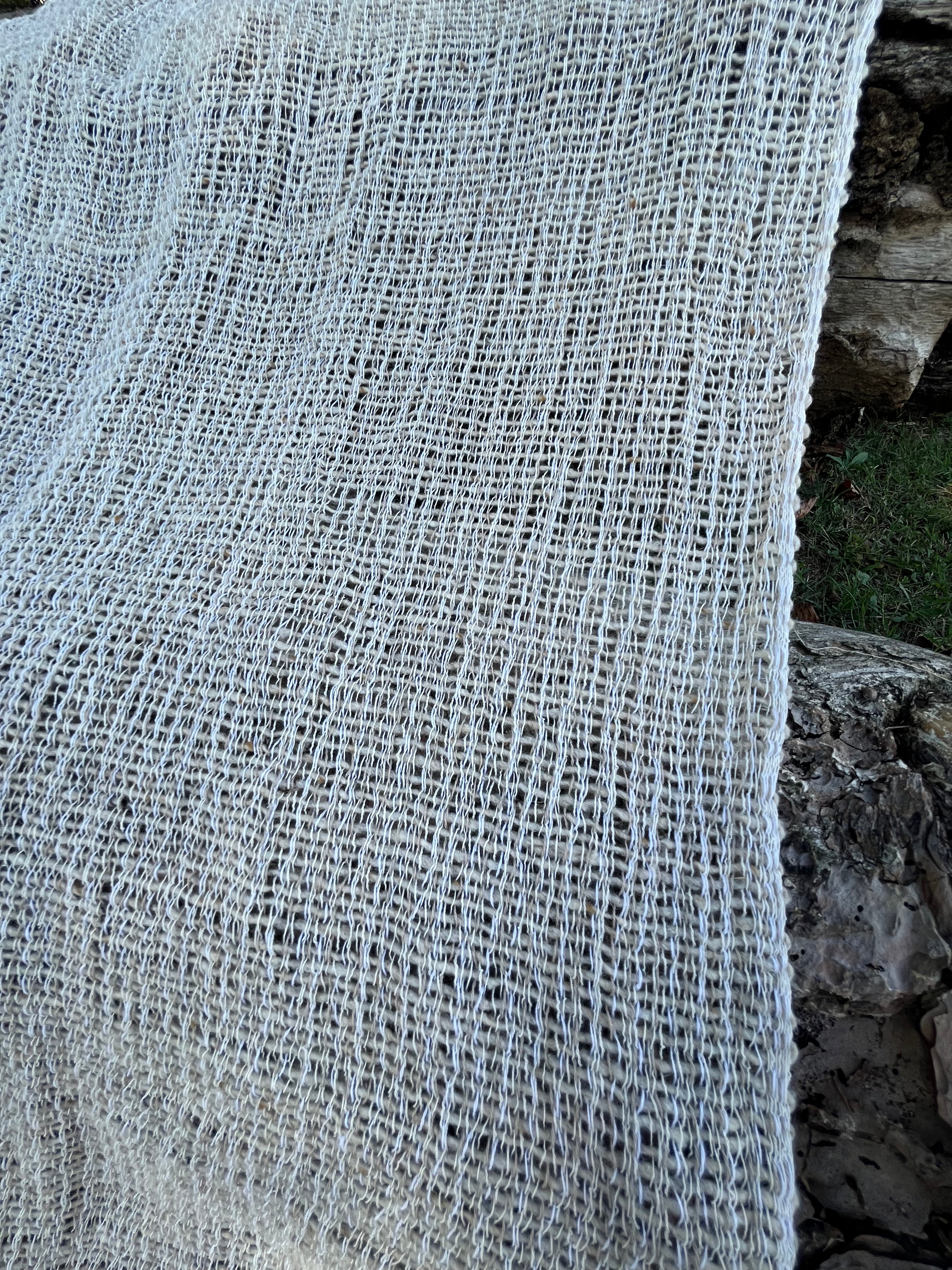 Tissu en lin écru blanc ivoire par cour, tissu en coton biologique, tissus naturels semi-transparents texturés à la main.