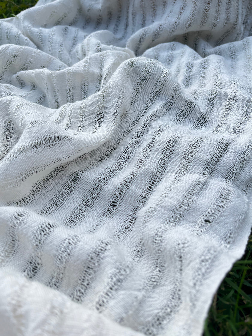 Tissu en lin écru blanc ivoire par cour, tissu en coton biologique, tissus naturels semi-transparents texturés à la main.