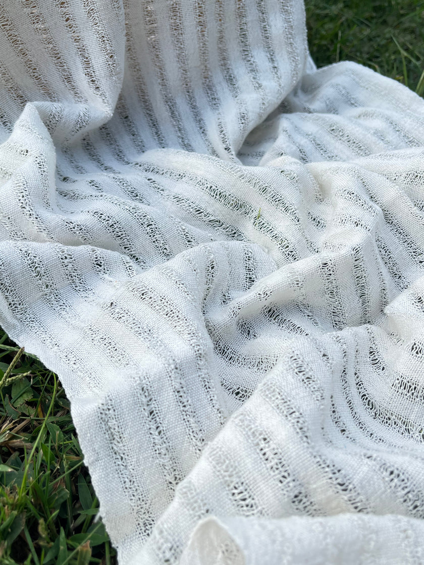Tissu en lin écru blanc ivoire par cour, tissu en coton biologique, tissus naturels semi-transparents texturés à la main.