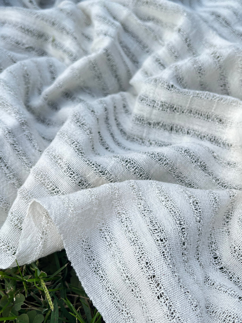 Tissu en lin écru blanc ivoire par cour, tissu en coton biologique, tissus naturels semi-transparents texturés à la main.