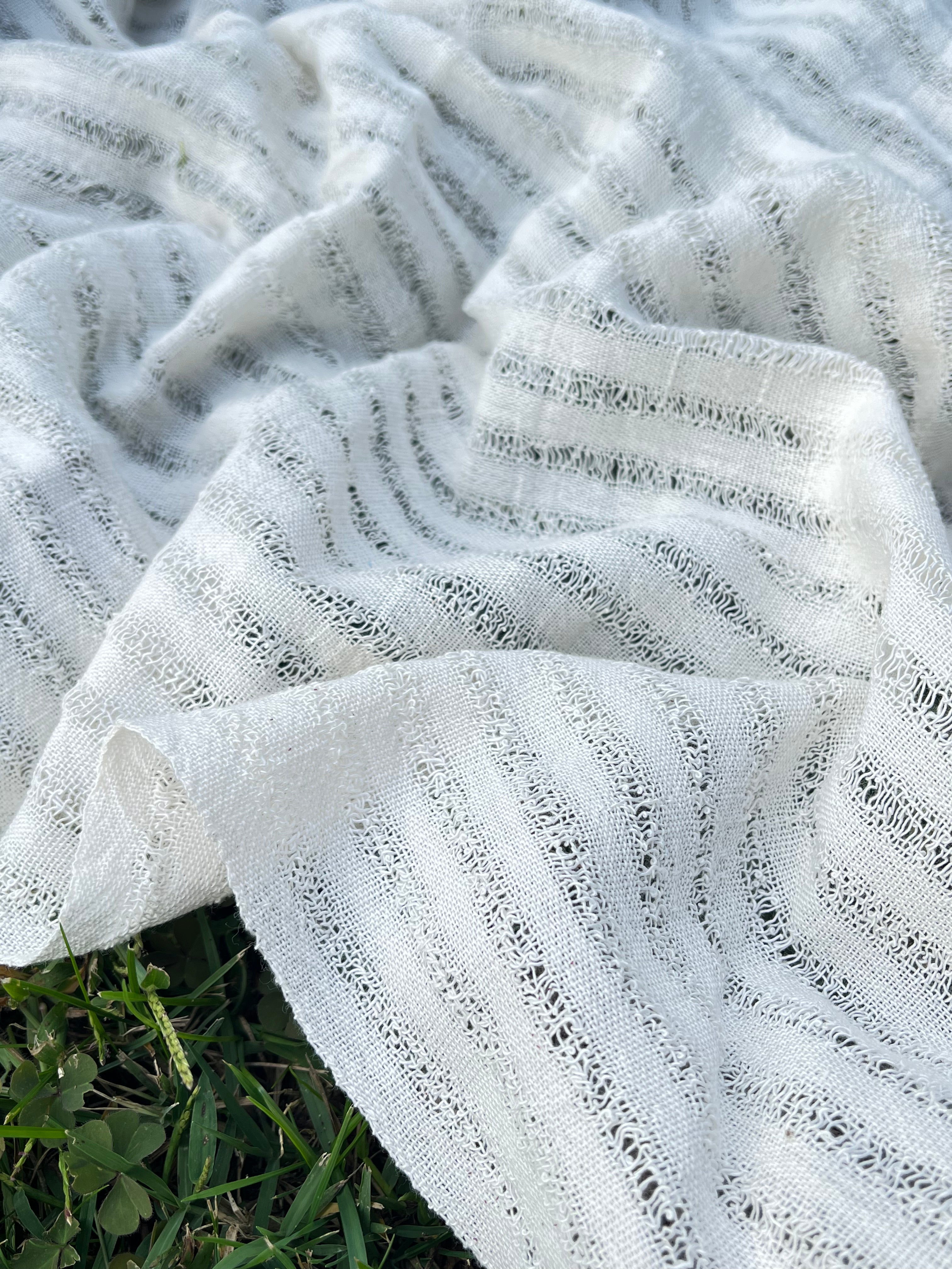 Tissu en lin écru blanc ivoire par cour, tissu en coton biologique, tissus naturels semi-transparents texturés à la main.