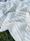 Tissu en lin écru blanc ivoire par cour, tissu en coton biologique, tissus naturels semi-transparents texturés à la main.