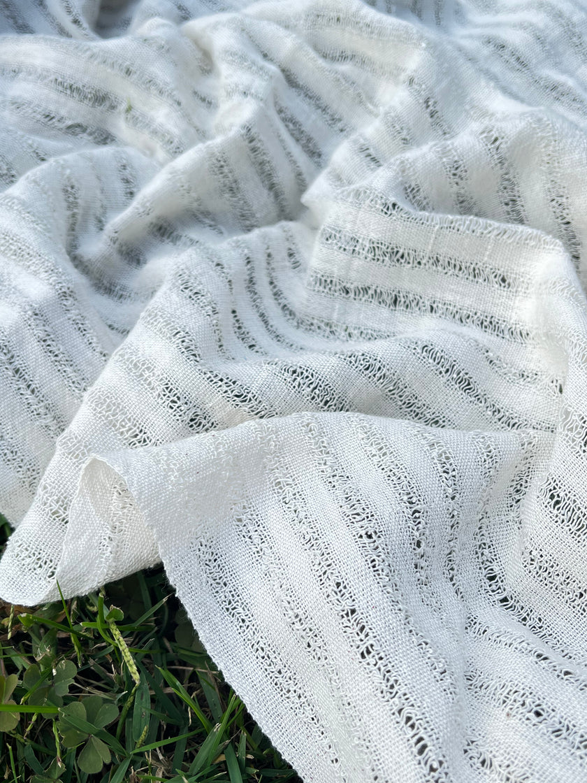 Tissu en lin écru blanc ivoire par cour, tissu en coton biologique, tissus naturels semi-transparents texturés à la main.