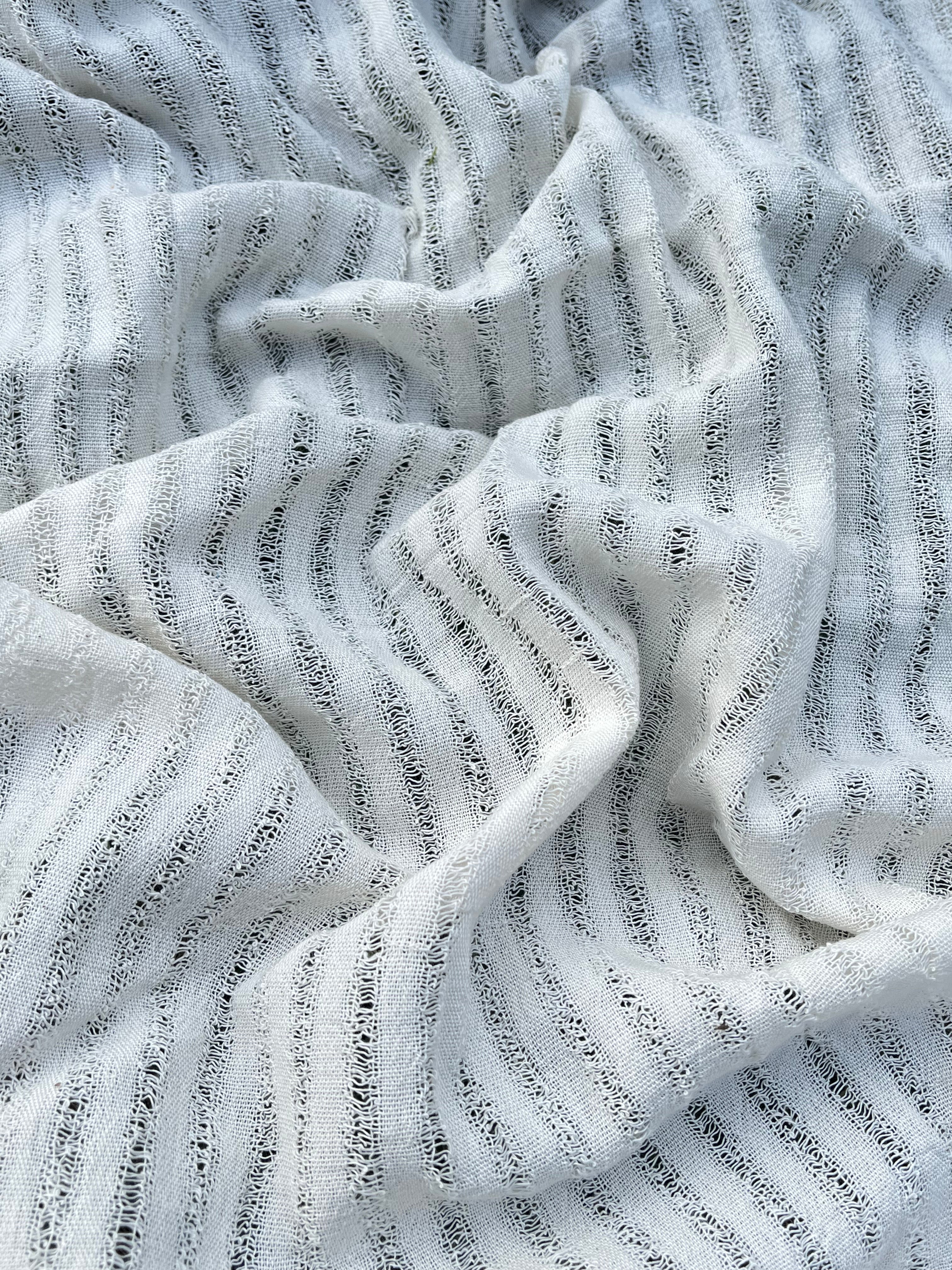 Tissu en lin écru blanc ivoire par cour, tissu en coton biologique, tissus naturels semi-transparents texturés à la main.