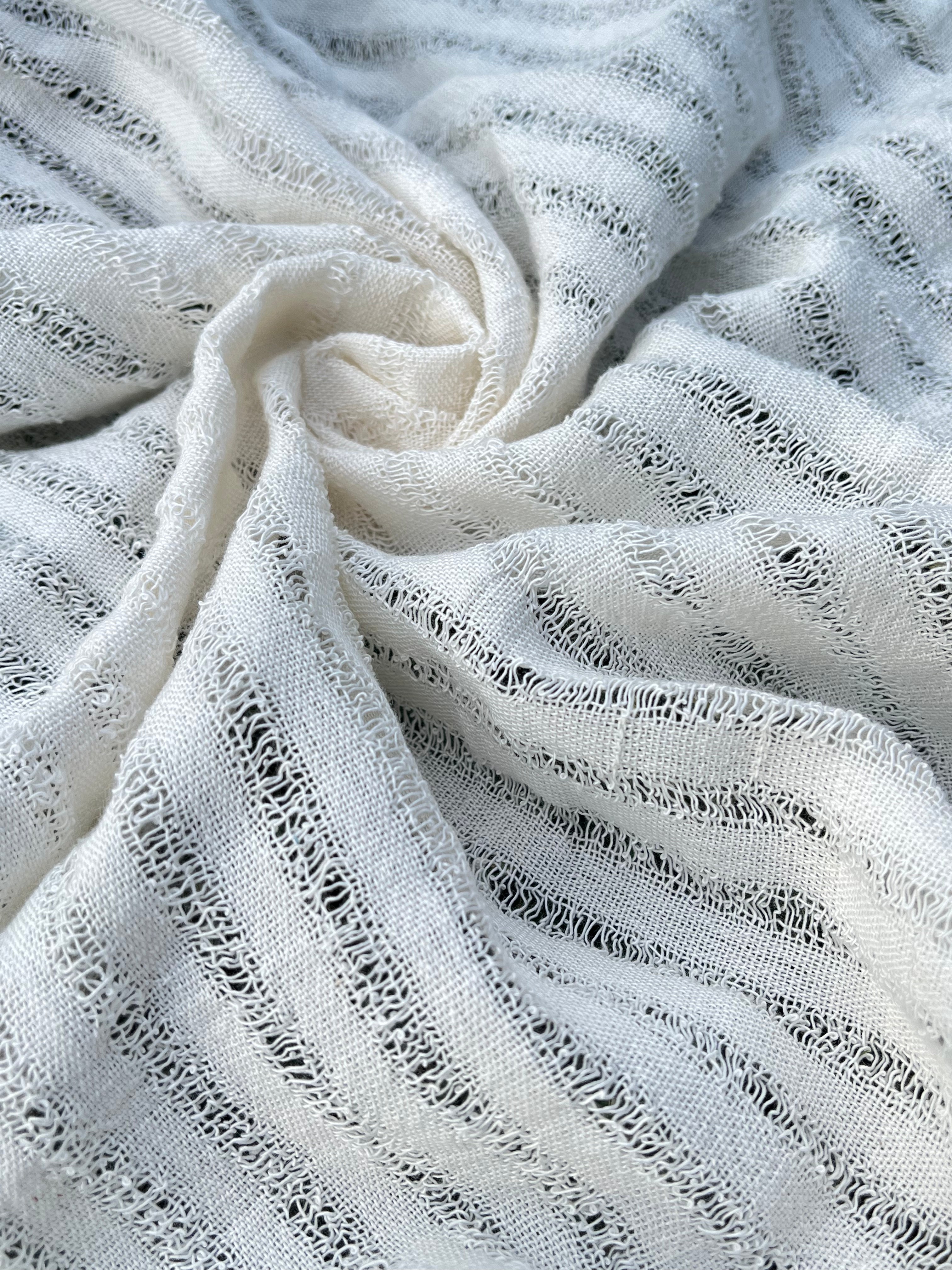 Tissu en lin écru blanc ivoire par cour, tissu en coton biologique, tissus naturels semi-transparents texturés à la main.