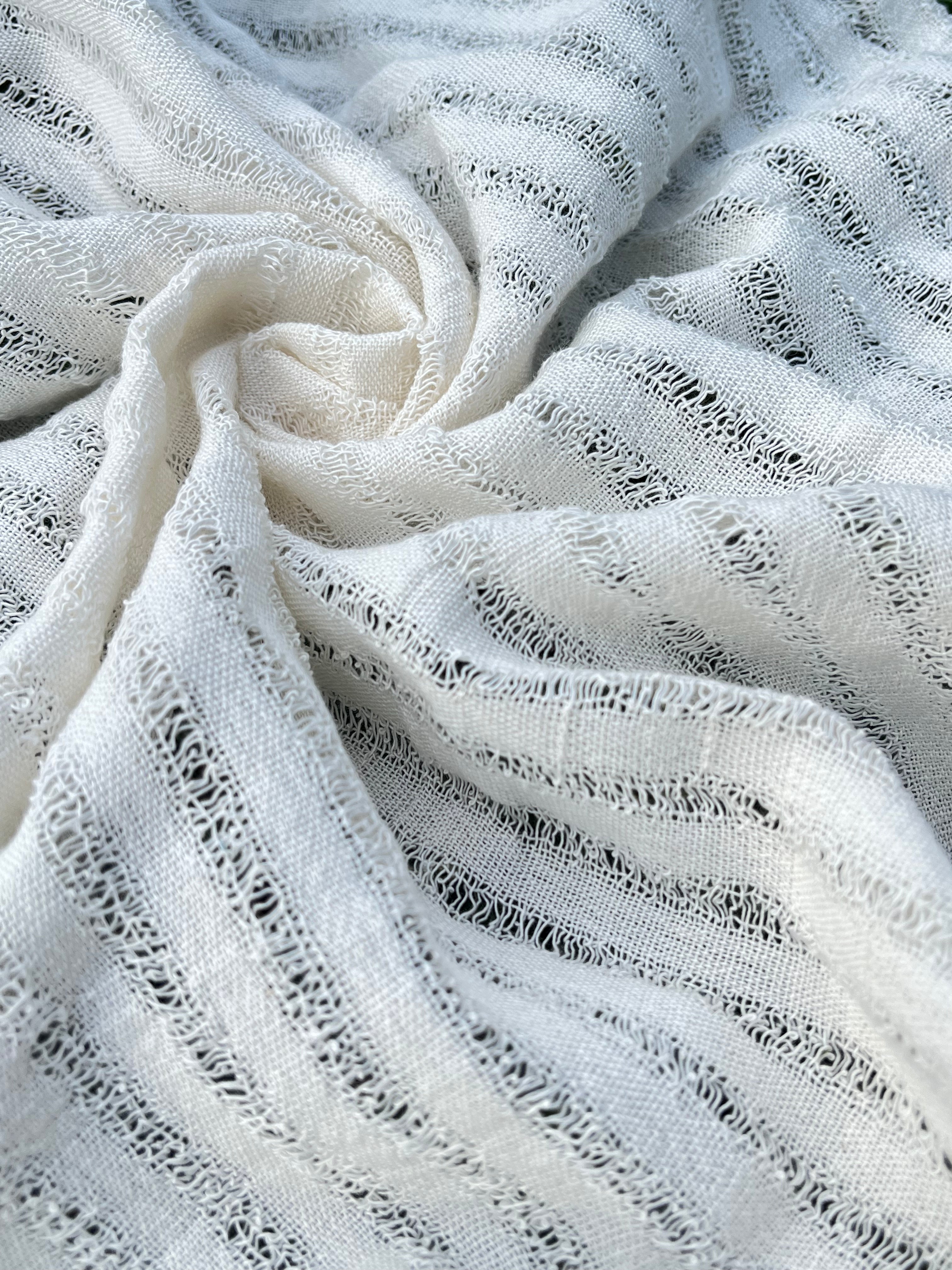 Tissu en lin écru blanc ivoire par cour, tissu en coton biologique, tissus naturels semi-transparents texturés à la main.
