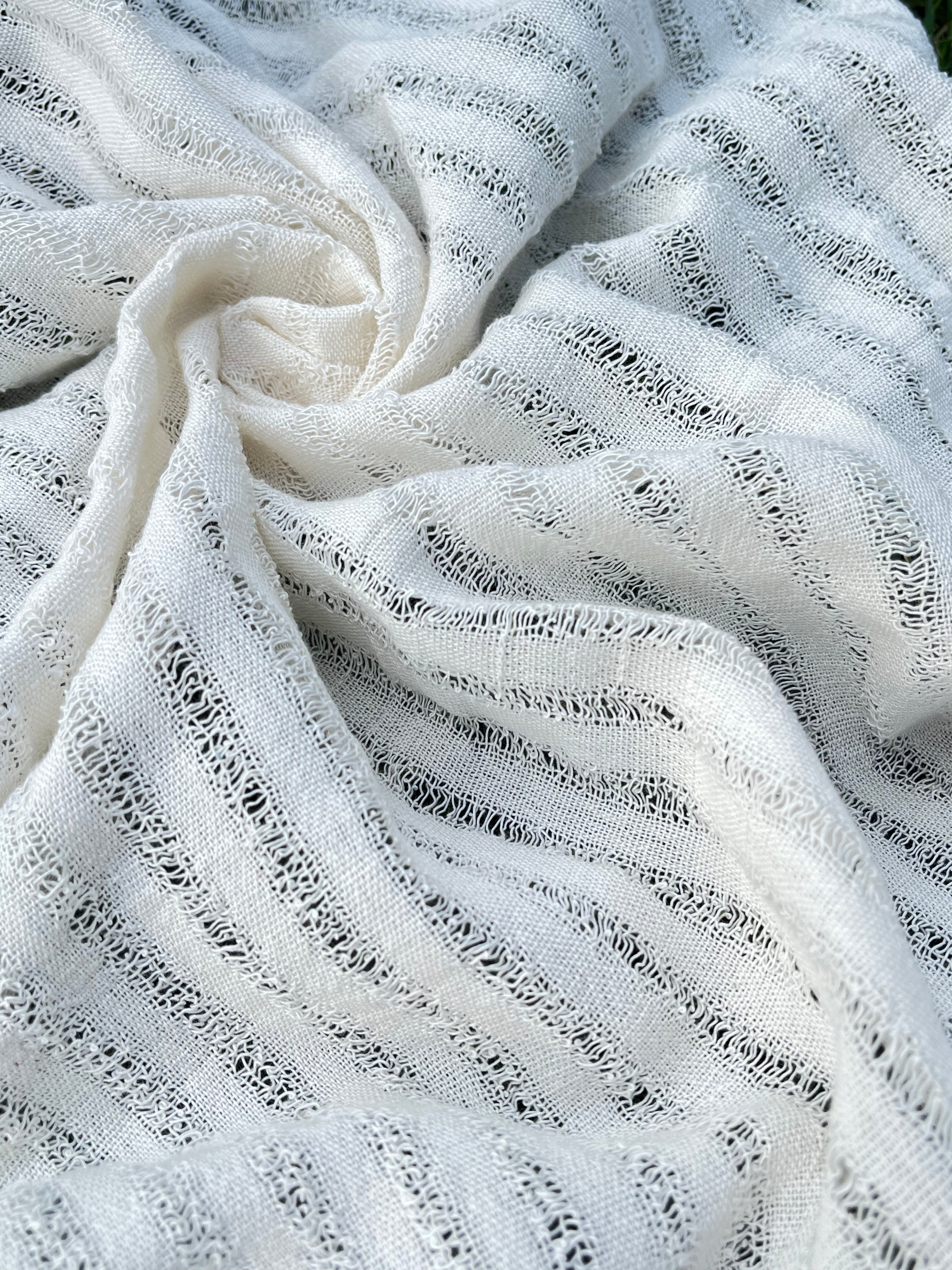 Tissu en lin écru blanc ivoire par cour, tissu en coton biologique, tissus naturels semi-transparents texturés à la main.