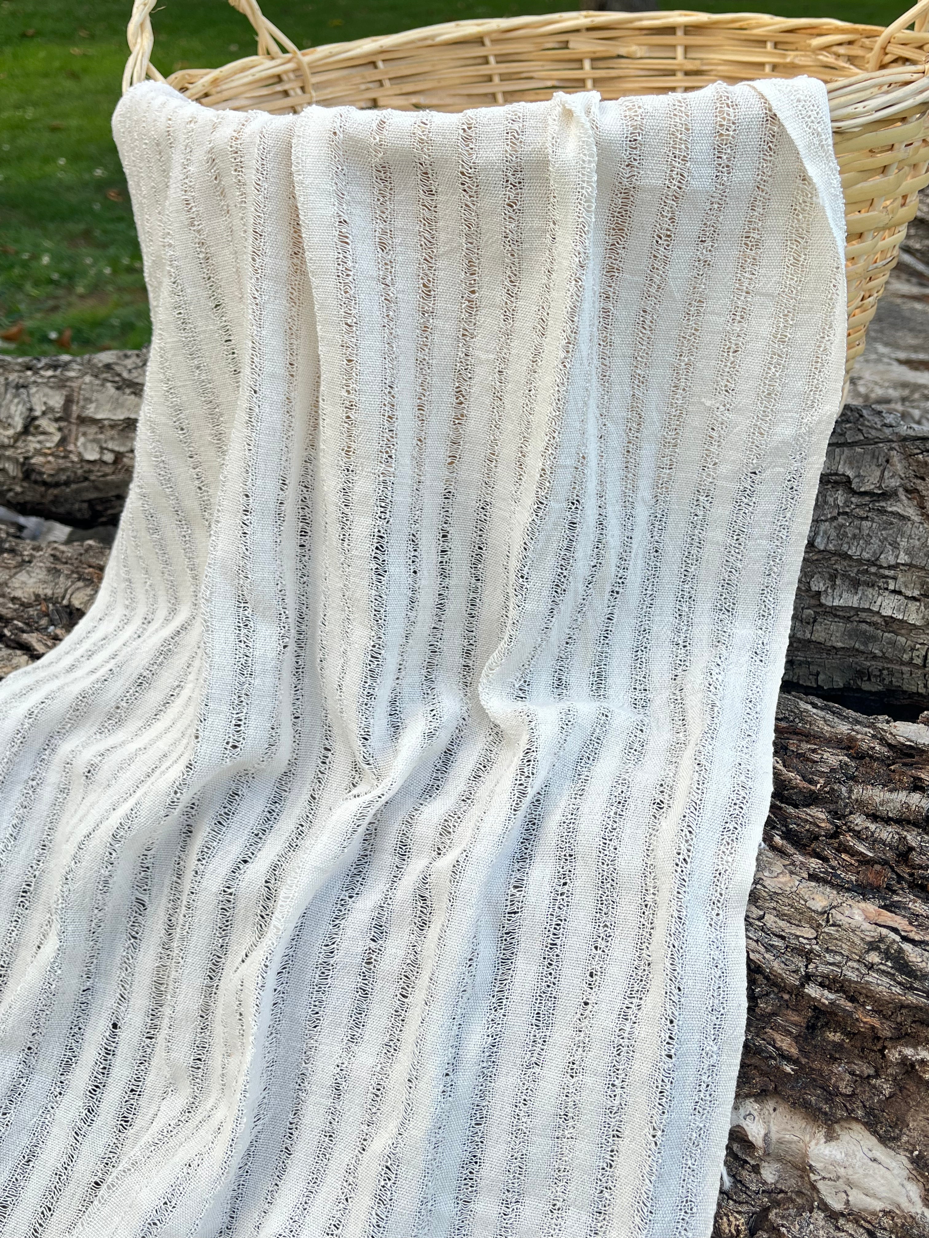 Tissu en lin écru blanc ivoire par cour, tissu en coton biologique, tissus naturels semi-transparents texturés à la main.