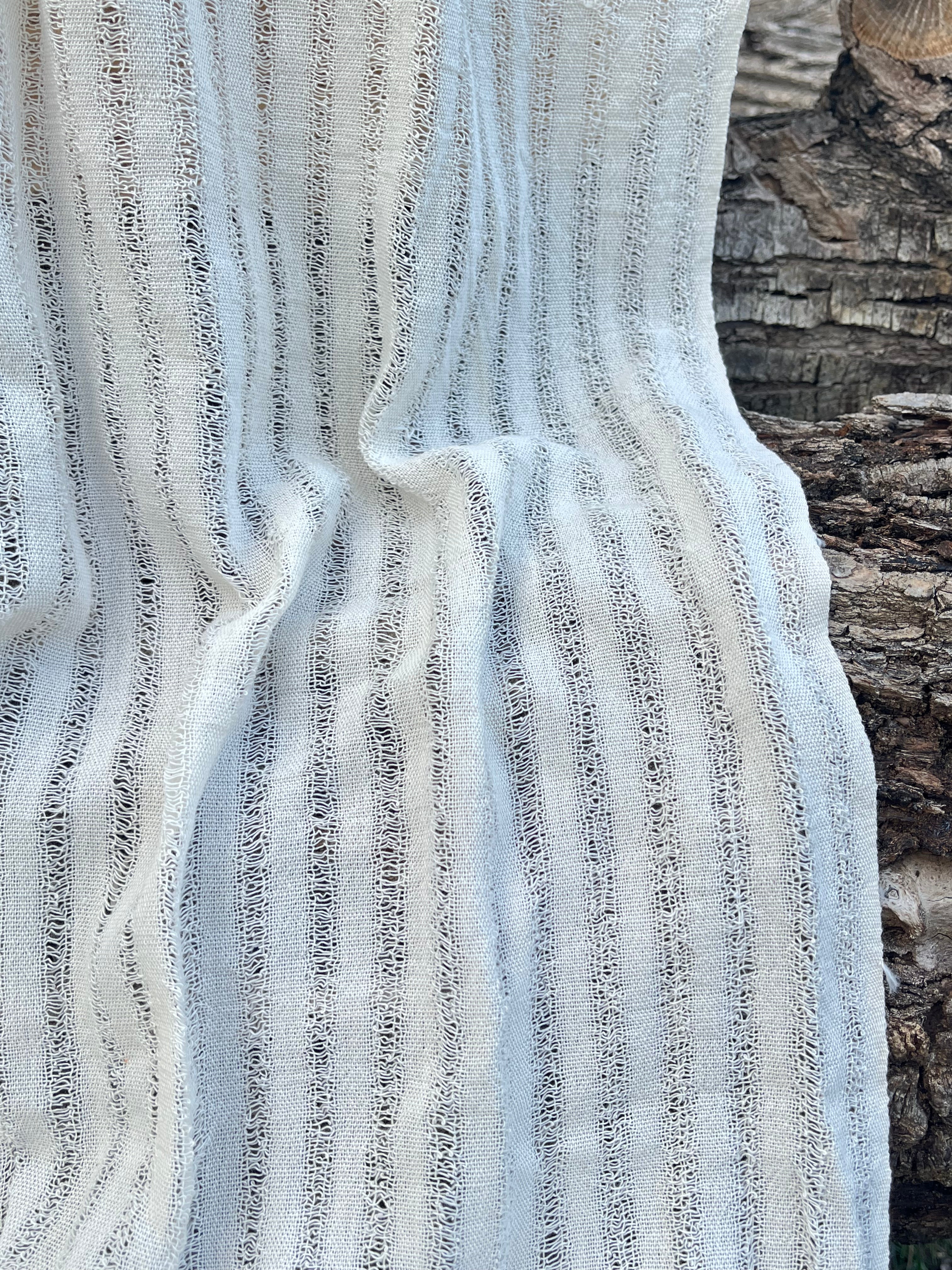 Tissu en lin écru blanc ivoire par cour, tissu en coton biologique, tissus naturels semi-transparents texturés à la main.