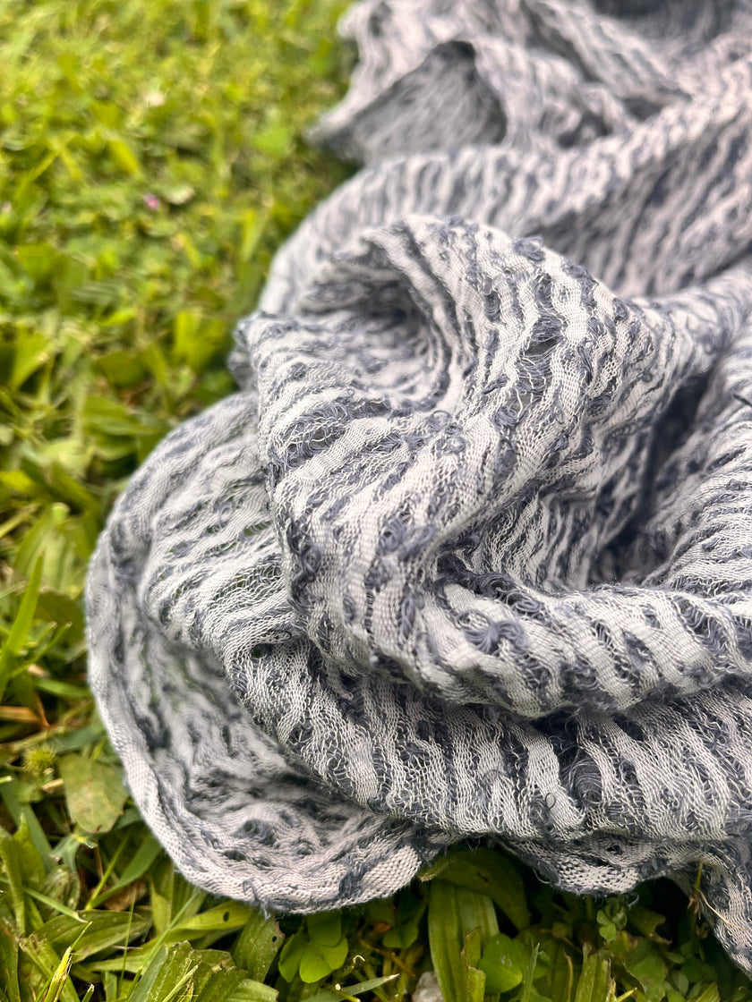 Tissu en lin gris bleuté par cour, tissu en coton biologique, tissus naturels semi-transparents texturés à la main.