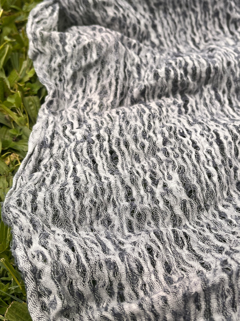 Tissu en lin gris bleuté par cour, tissu en coton biologique, tissus naturels semi-transparents texturés à la main.