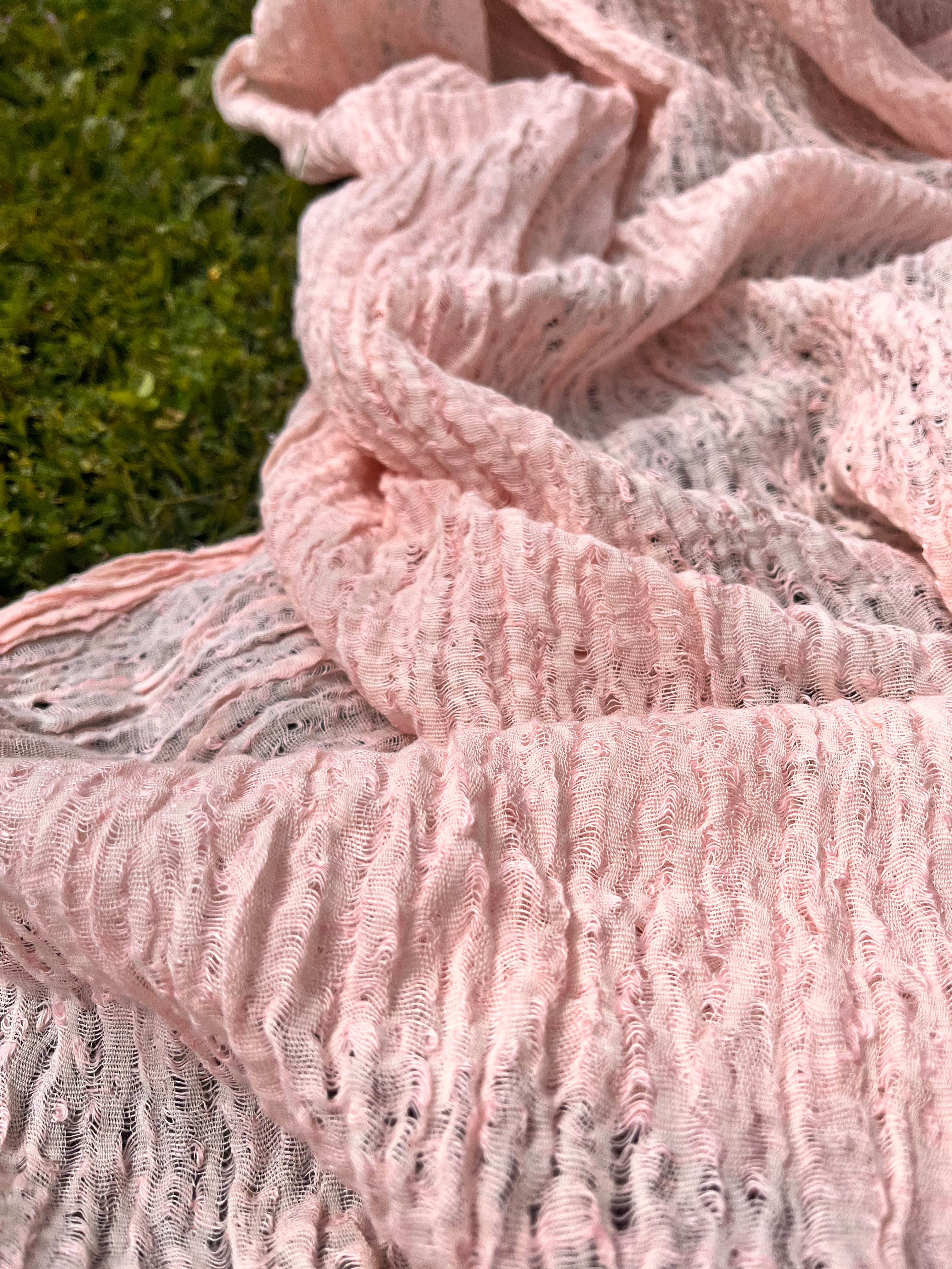 Tissu en lin rose rose sec par cour, tissu en coton biologique, tissus naturels semi-transparents texturés à la main.