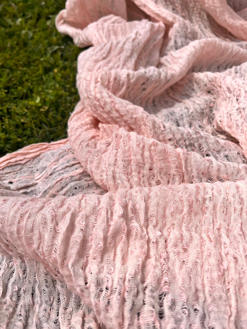 Tissu en lin rose rose sec par cour, tissu en coton biologique, tissus naturels semi-transparents texturés à la main.