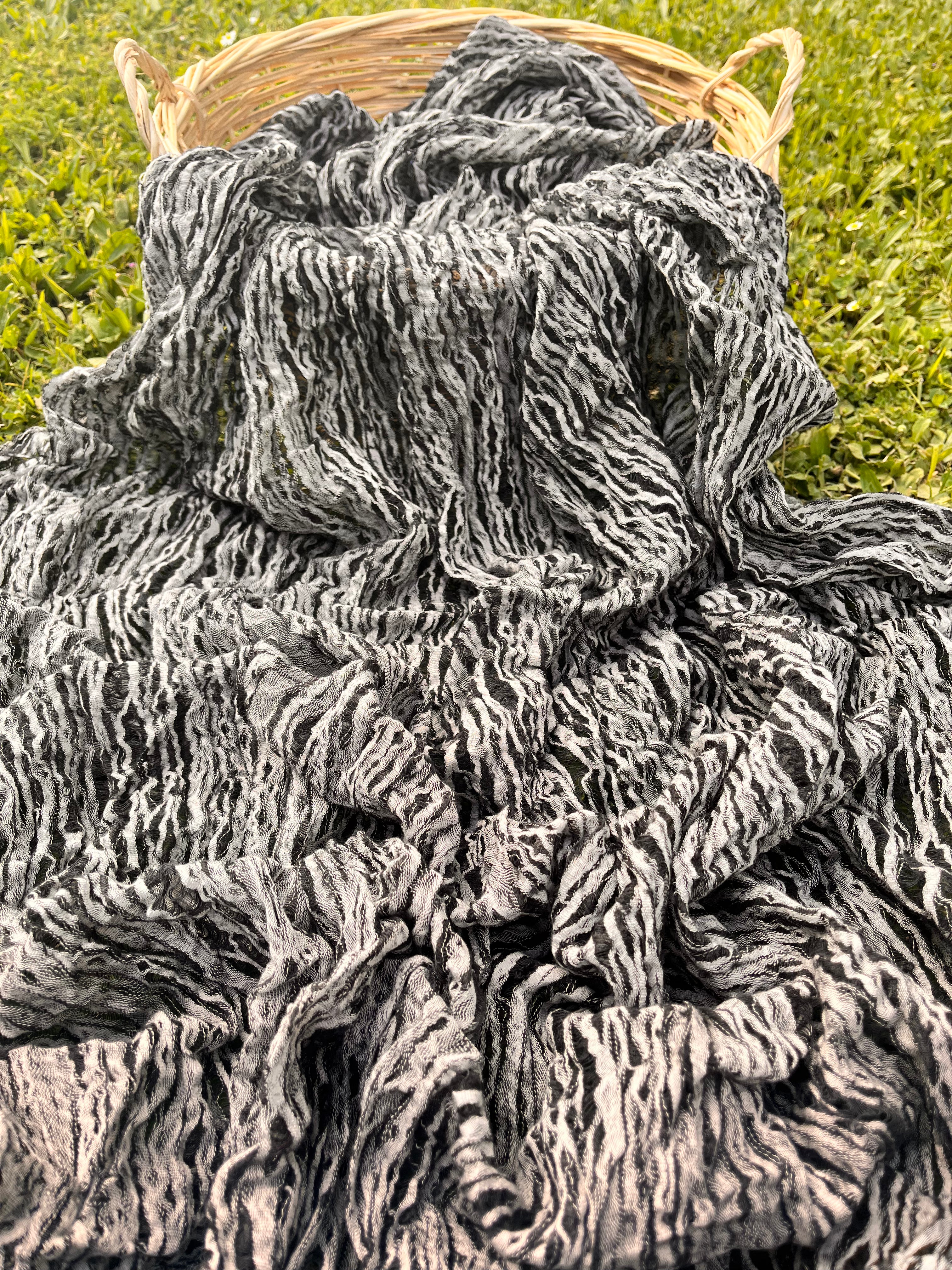 Tissu en lin noir et blanc par cour, tissu en coton biologique, tissus naturels semi-transparents texturés à la main.