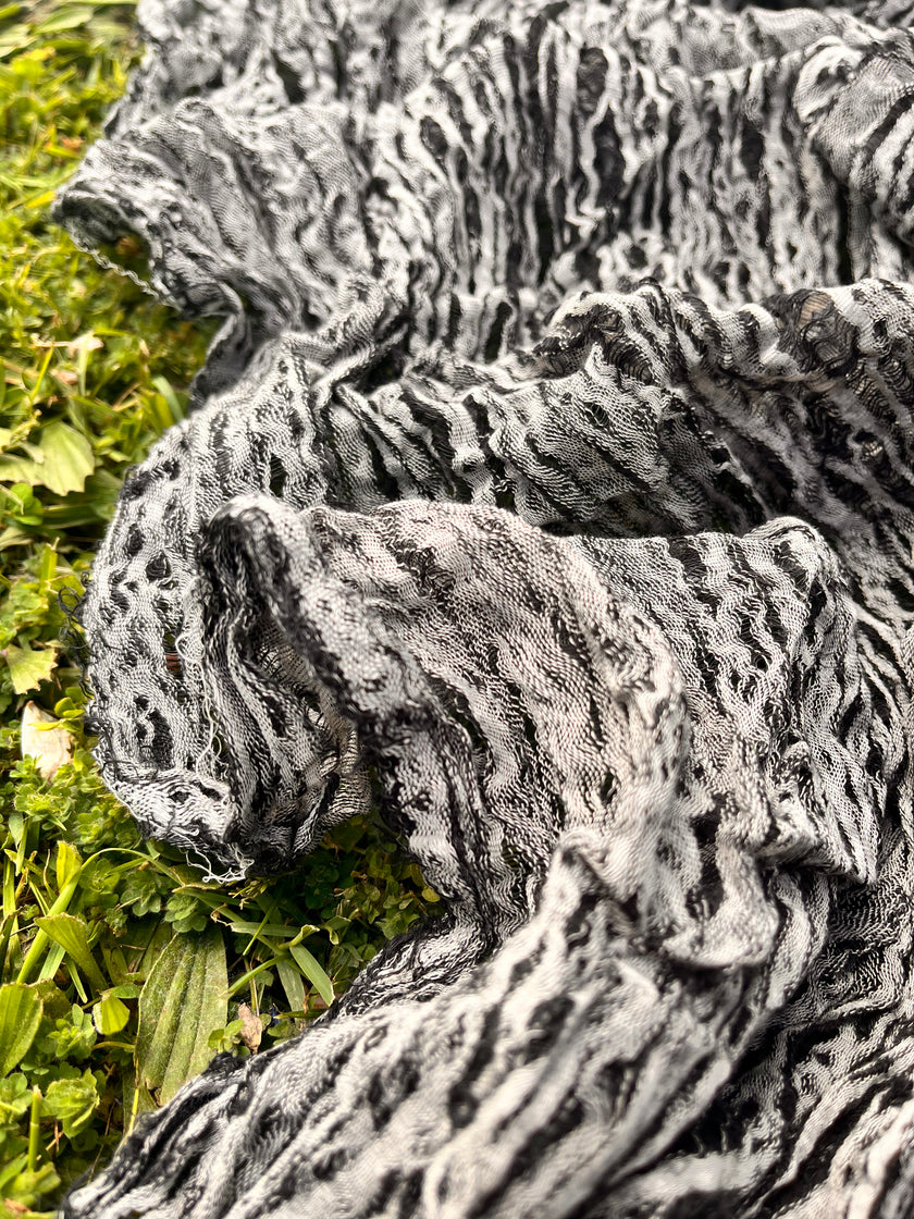 Tissu en lin noir et blanc par cour, tissu en coton biologique, tissus naturels semi-transparents texturés à la main.