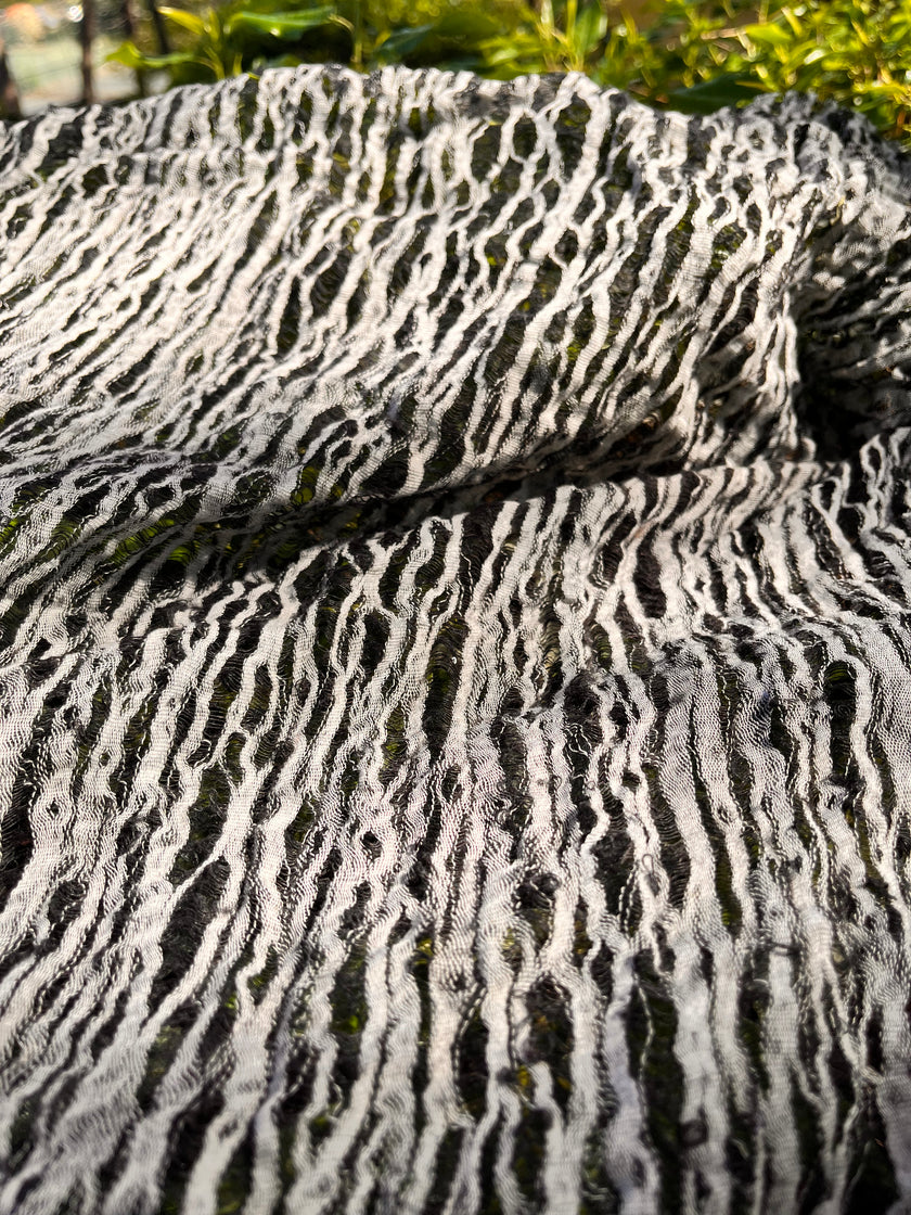 Tissu en lin noir et blanc par cour, tissu en coton biologique, tissus naturels semi-transparents texturés à la main.