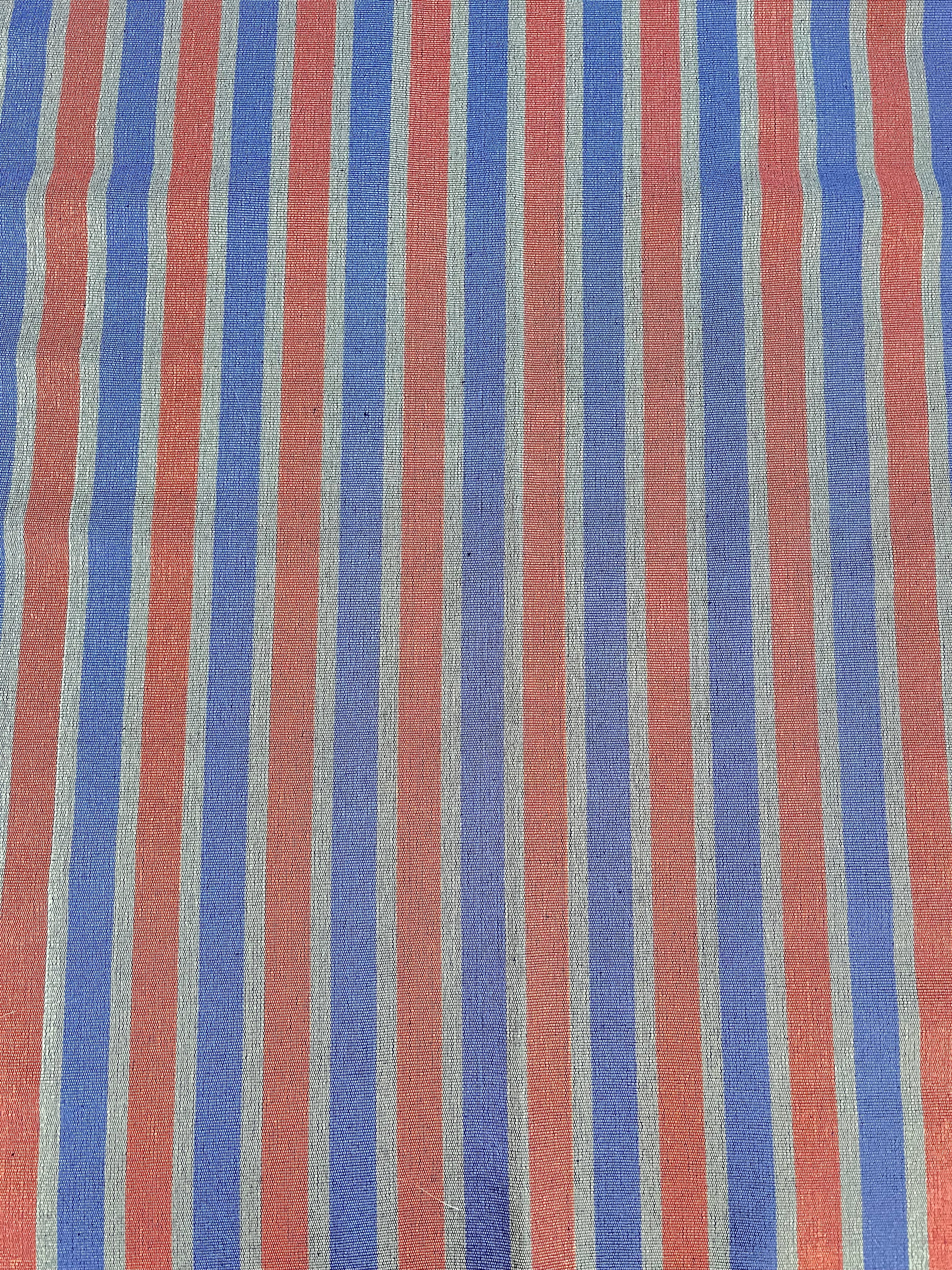 Rembourrage luxueux en soie rayé bleu bordeaux pour tête de lit ottoman, tissus d'intérieur pour textiles de maison : housses d'oreiller, motifs inspirés du kimono, motifs en filigrane.
