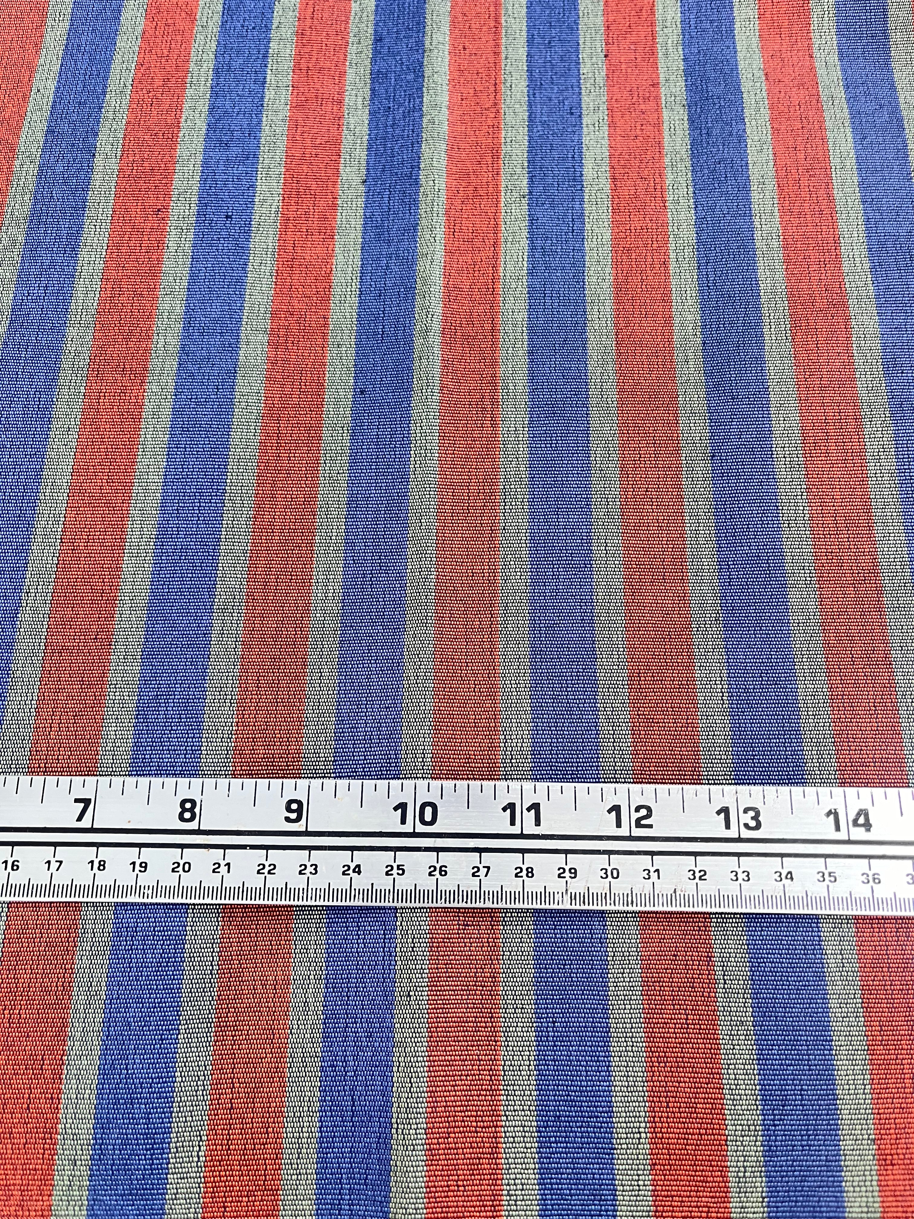 Rembourrage luxueux en soie rayé bleu bordeaux pour tête de lit ottoman, tissus d'intérieur pour textiles de maison : housses d'oreiller, motifs inspirés du kimono, motifs en filigrane.