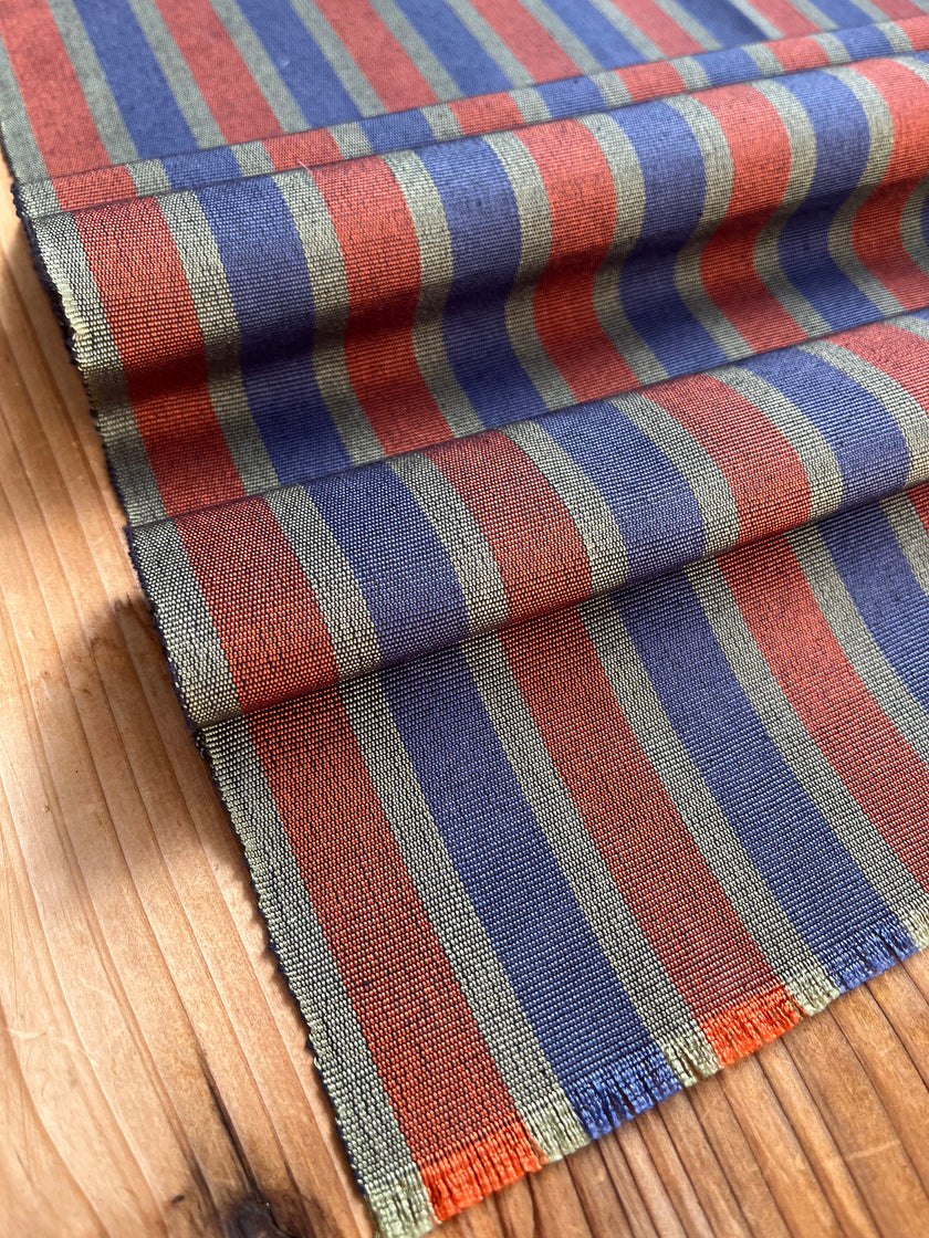 Rembourrage luxueux en soie rayé bleu bordeaux pour tête de lit ottoman, tissus d'intérieur pour textiles de maison : housses d'oreiller, motifs inspirés du kimono, motifs en filigrane.