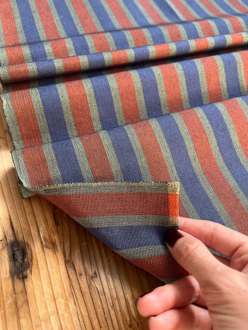 Rembourrage luxueux en soie rayé bleu bordeaux pour tête de lit ottoman, tissus d'intérieur pour textiles de maison : housses d'oreiller, motifs inspirés du kimono, motifs en filigrane.