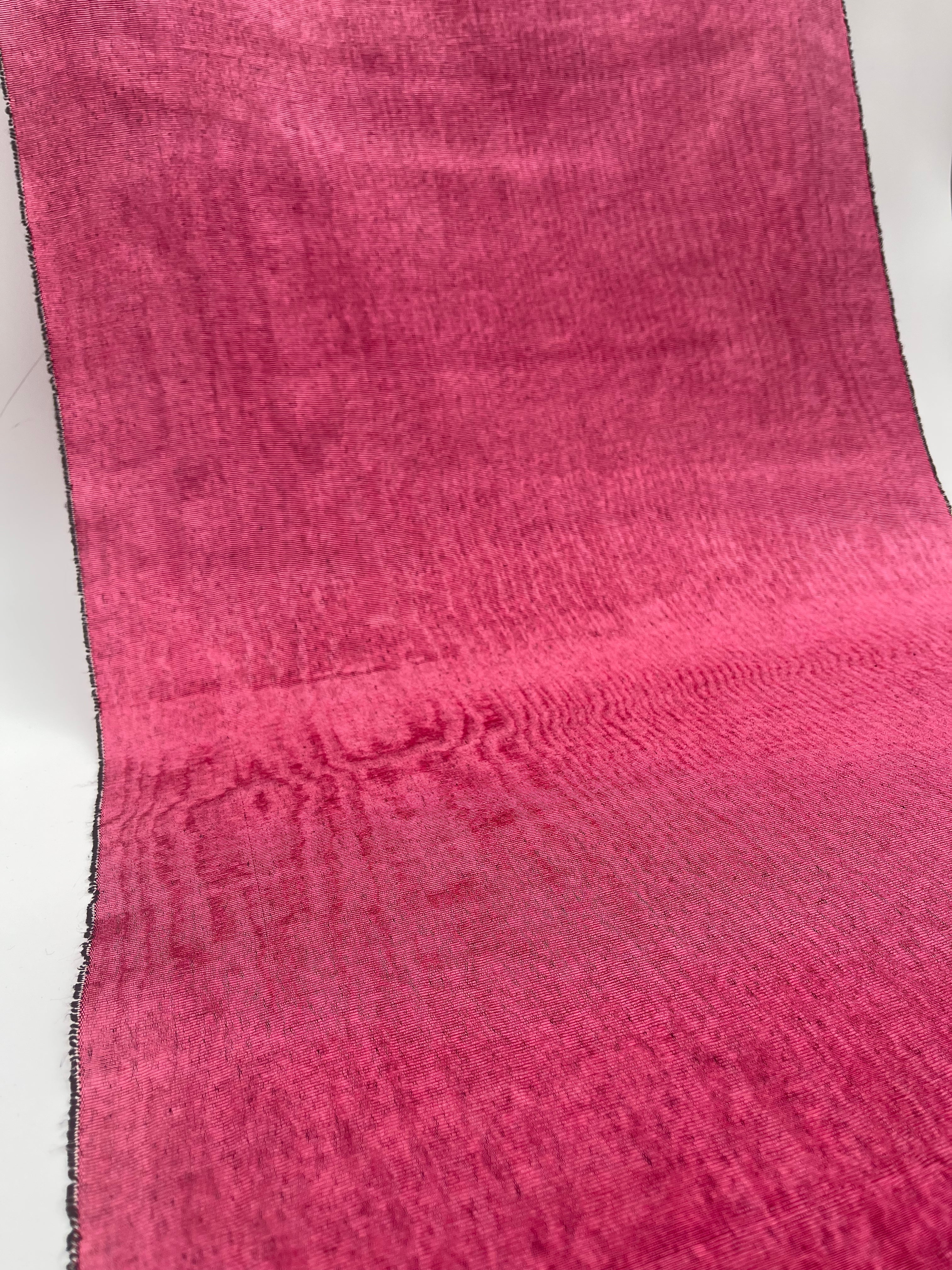 Rembourrage luxueux en soie rose pour tête de lit ottoman, tissus d'intérieur pour textiles de maison : housses d'oreiller, motifs inspirés du kimono, motifs en filigrane.